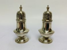 A PAIR OF SILVER CIRCULAR PEPPERS OF BALUSTER FORM, BY CHARLES HARRIS,
