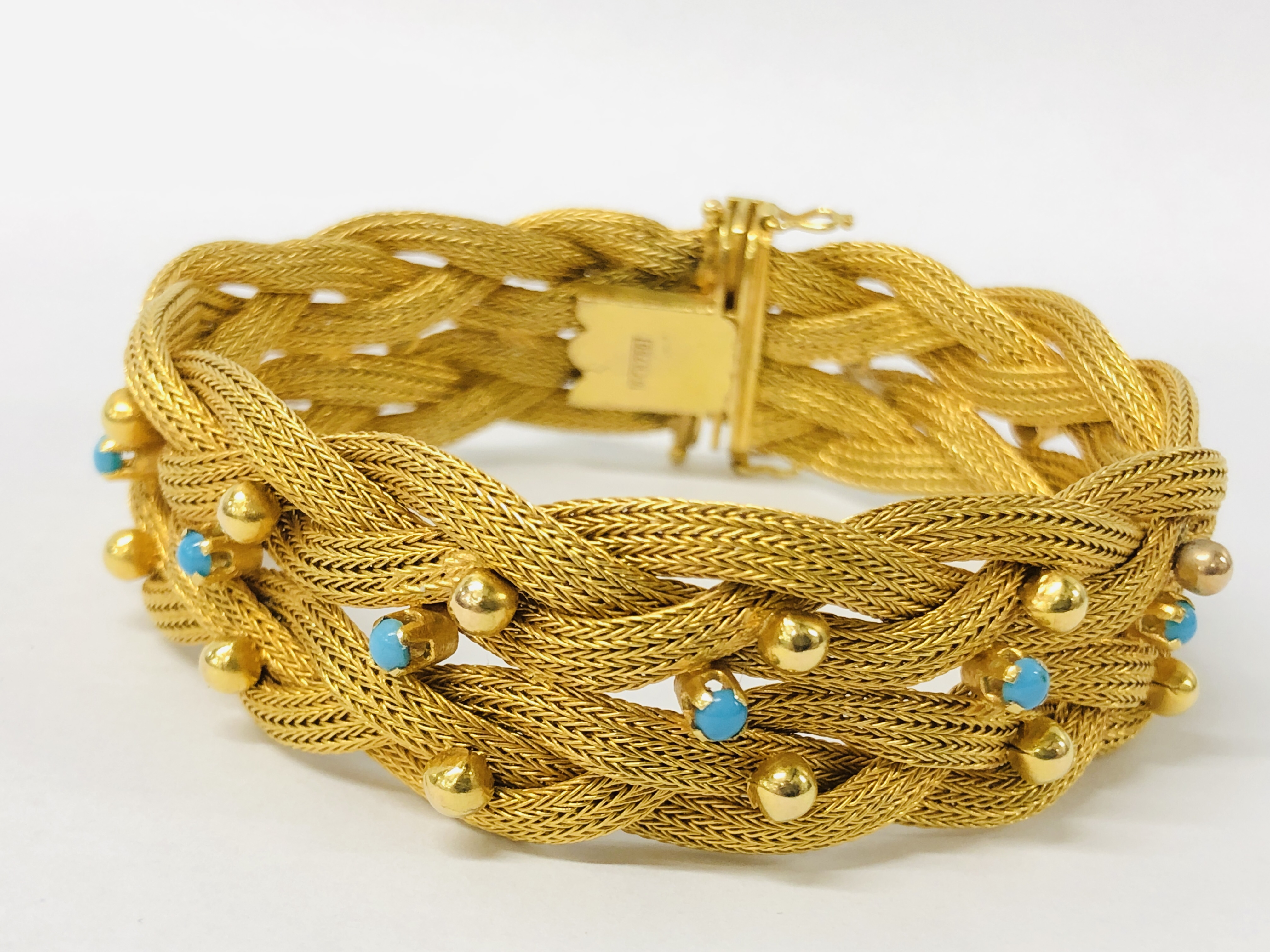 A ROPE TWIST BRACELET SET WITH TINY TURQUOISE STONES, THE CLASP MARKED 750. - Image 2 of 10