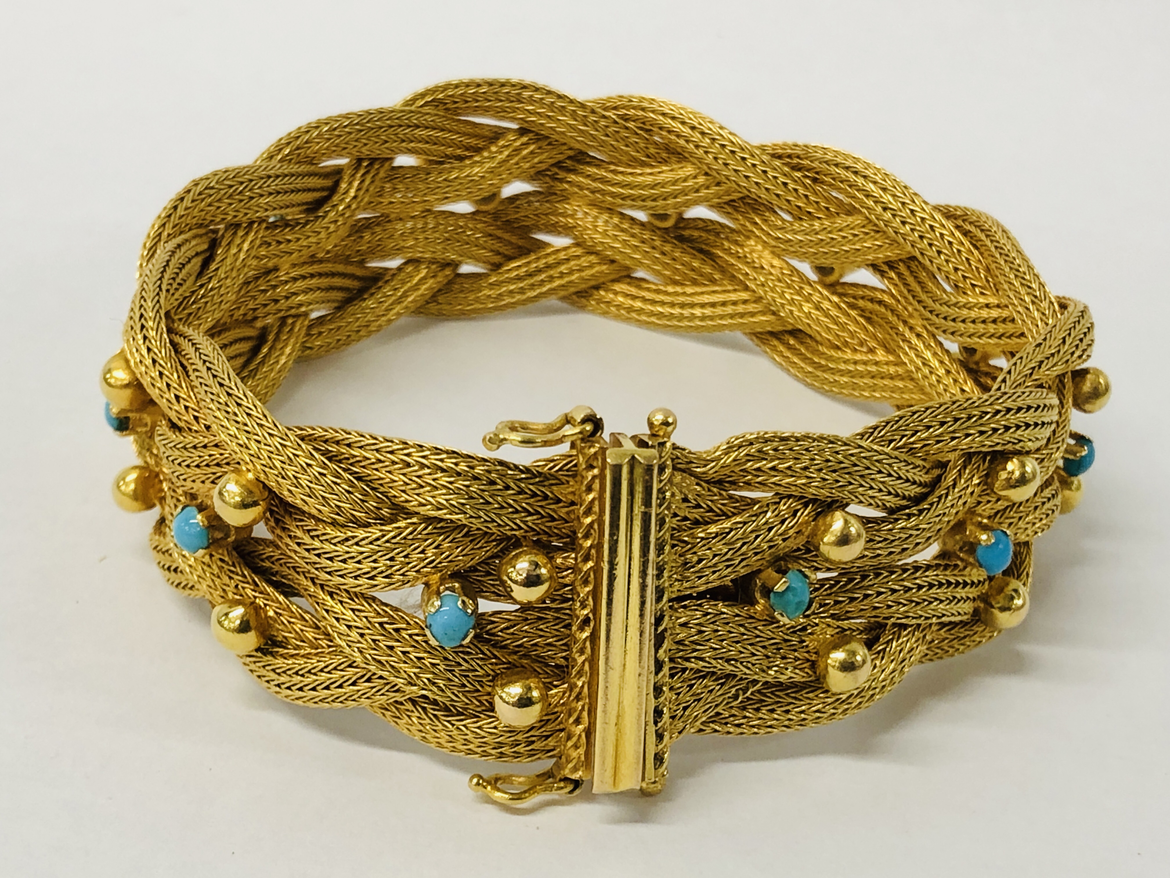 A ROPE TWIST BRACELET SET WITH TINY TURQUOISE STONES, THE CLASP MARKED 750. - Image 5 of 10