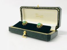 A PAIR OF 18CT GOLD STUD EARRINGS SET WITH GREEN STONES IN ALBROW & SONS OF NORWICH PRESENTATION