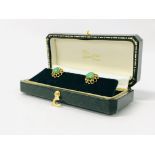 A PAIR OF 18CT GOLD STUD EARRINGS SET WITH GREEN STONES IN ALBROW & SONS OF NORWICH PRESENTATION