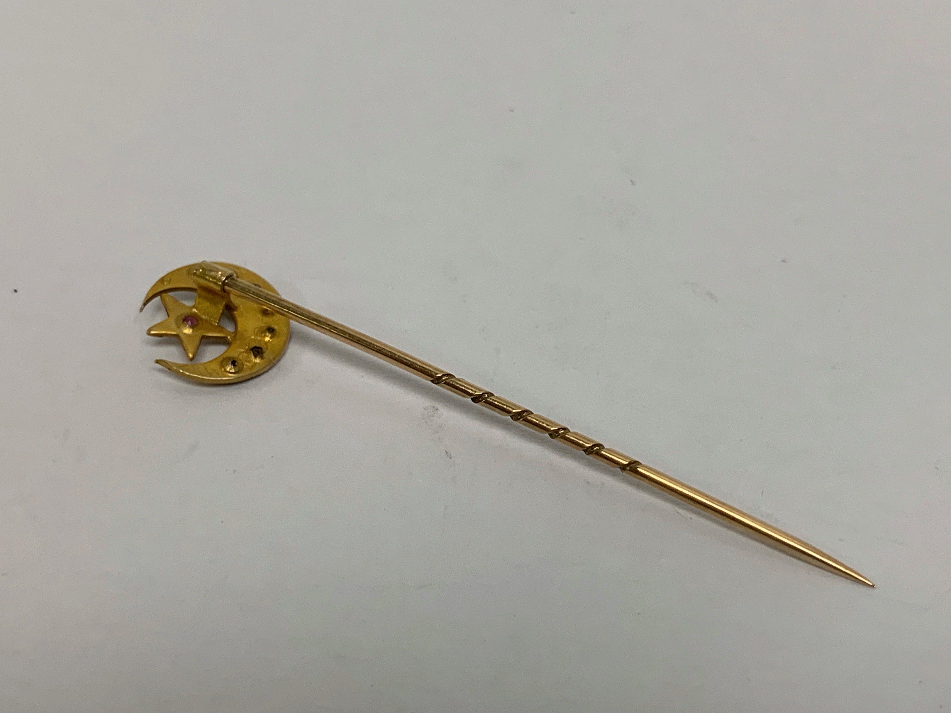 2 YELLOW METAL STICK PINS: OF CRESCENT FORM; OF DOUBLE BAR DESIGN (2. - Image 5 of 10