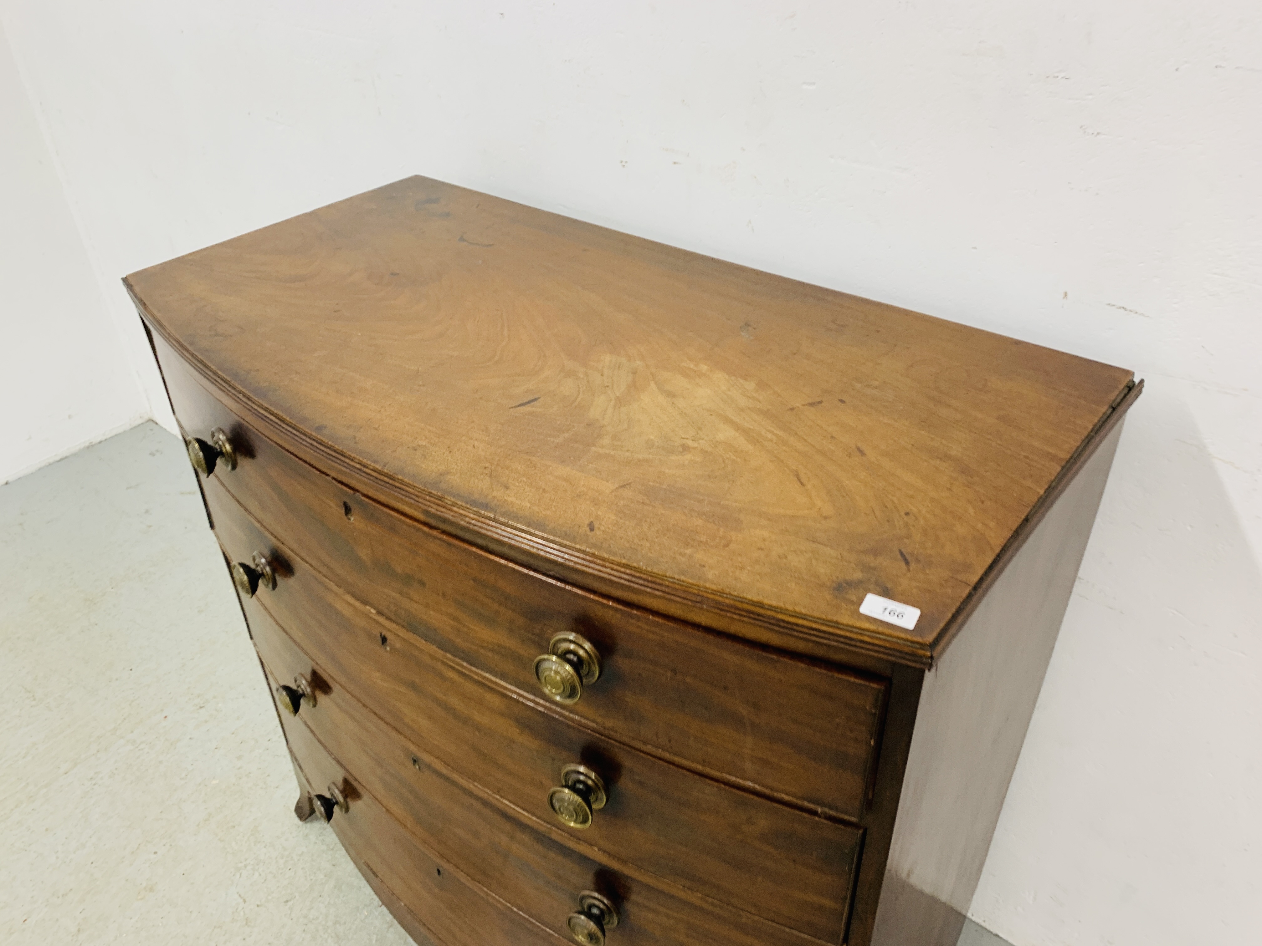 A GEORGE III MAHOGANY BOW FRONT CHEST OF FOUR LONG DRAWERS WITH LATER HANDLES - Image 3 of 10