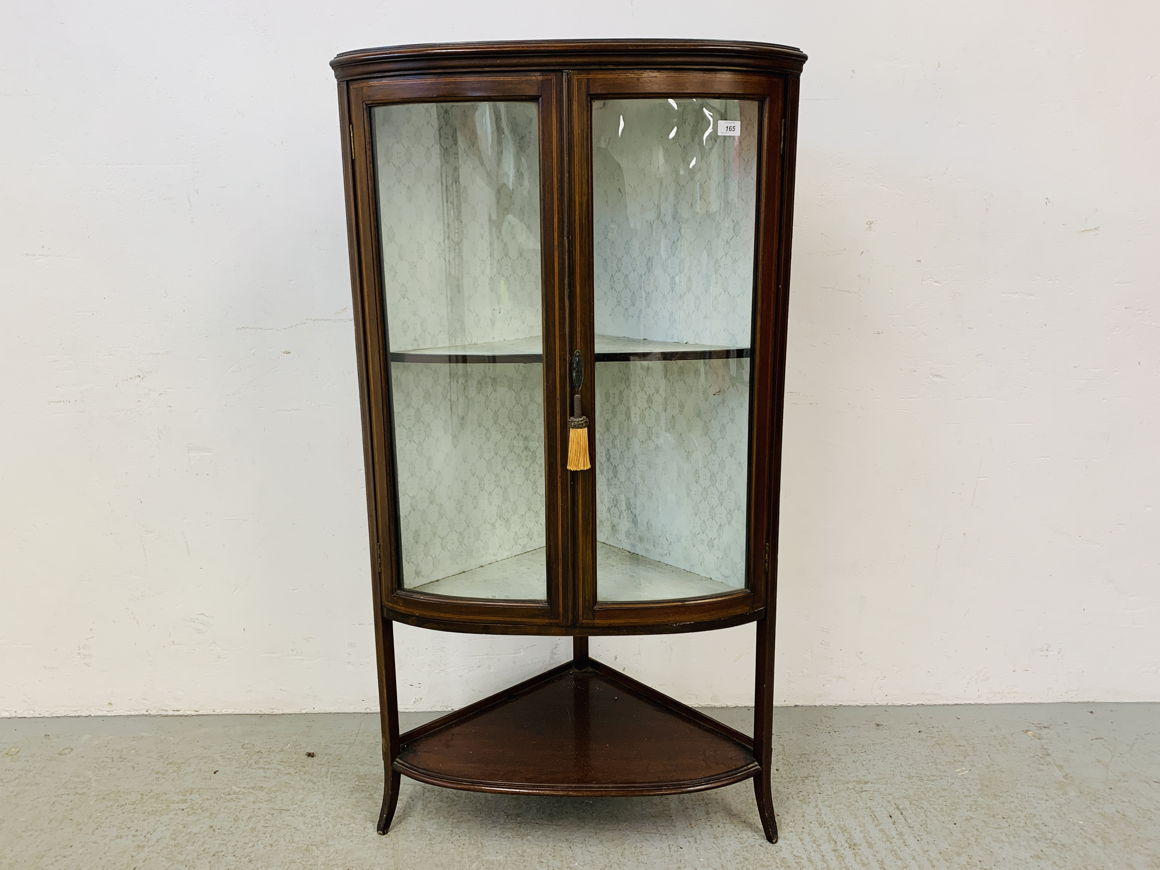 AN EDWARDIAN MAHOGANY BOW FRONTED DISPLAY CABINET W 74CM,