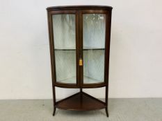 AN EDWARDIAN MAHOGANY BOW FRONTED DISPLAY CABINET W 74CM,