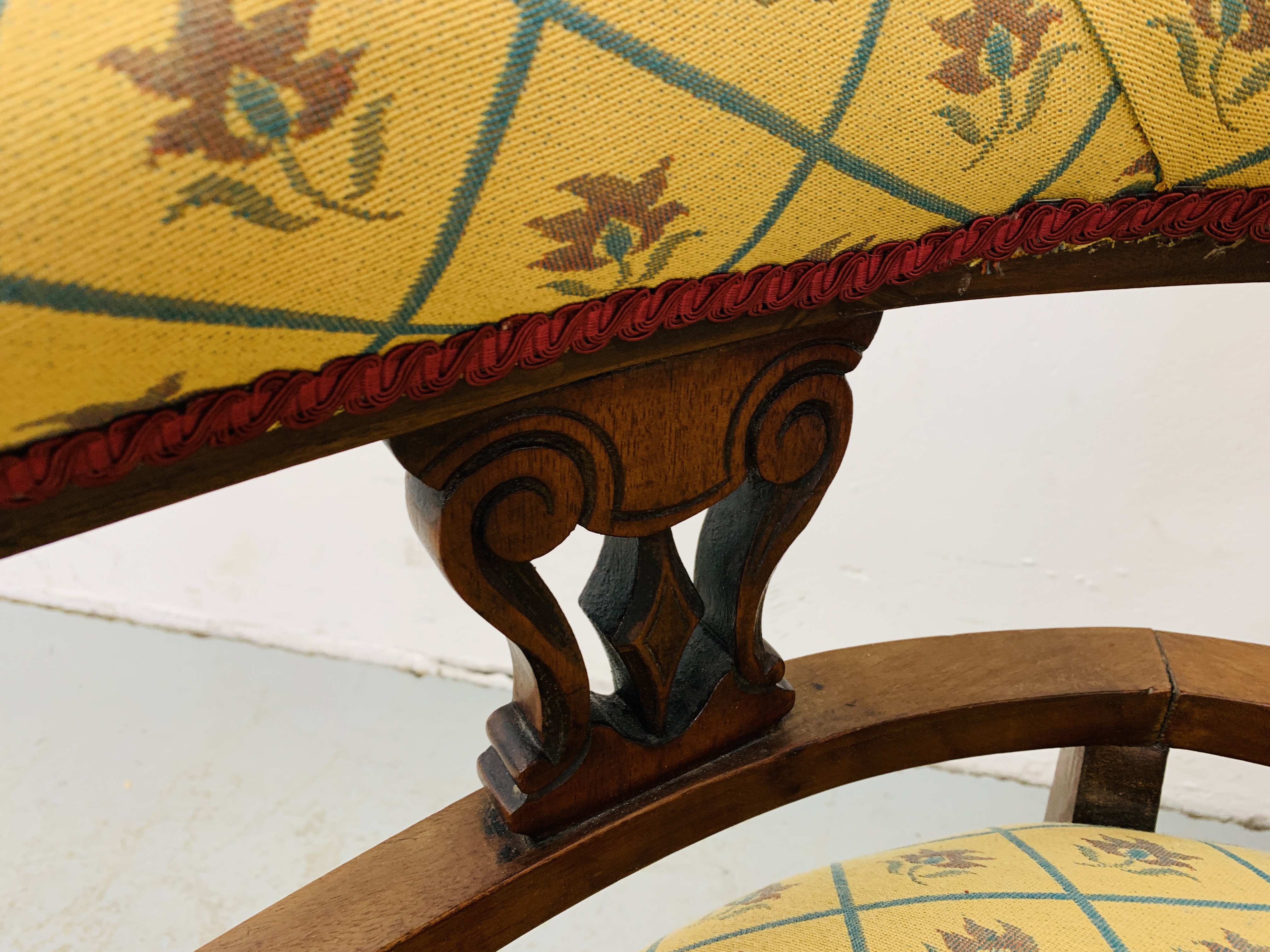 EDWARDIAN MAHOGANY LOW SEAT TUB STYLE CHAIR WITH UPHOLSTERED SEAT AND BACK - Image 7 of 7