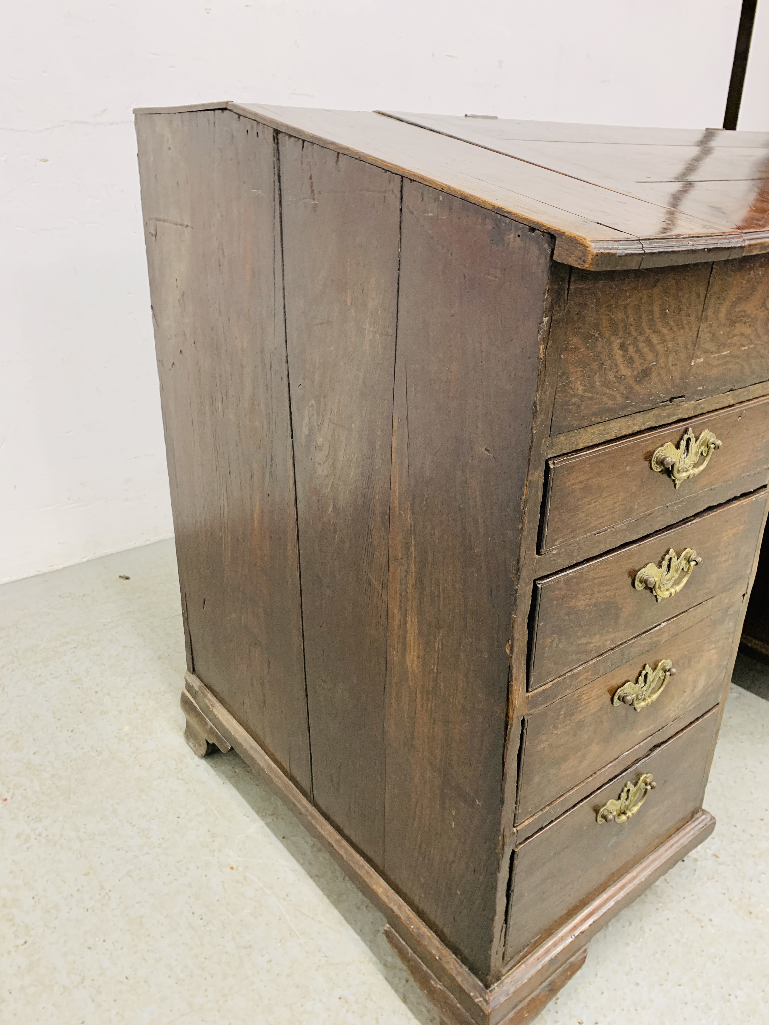 AN C18TH OAK SLOPED TOP KNEEHOLE DESK WITH FITTED INTERIOR AND EIGHT DRAWERS - D 120CM. W 68CM. - Image 15 of 15
