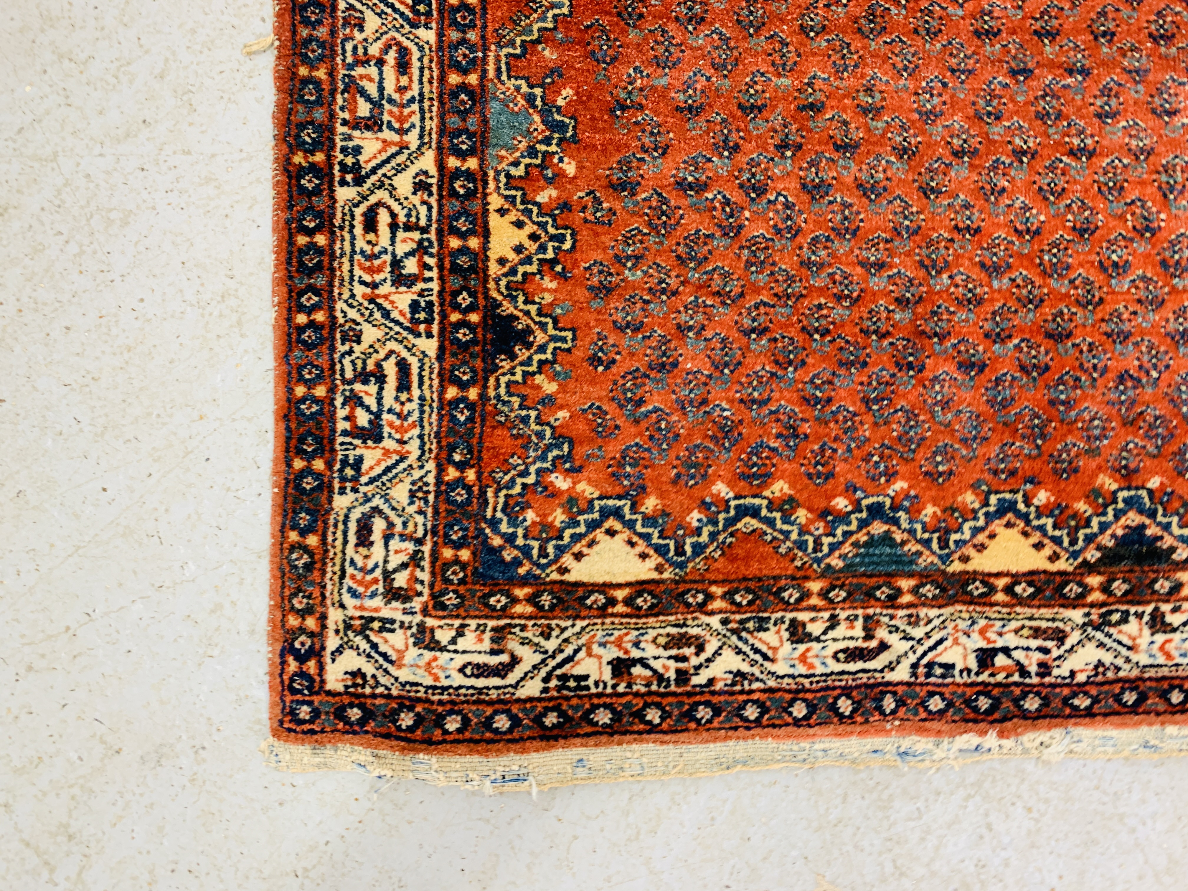 AN EASTERN RED / BLUE PATTERNED RUG - 162 X 103CM. - Image 3 of 6