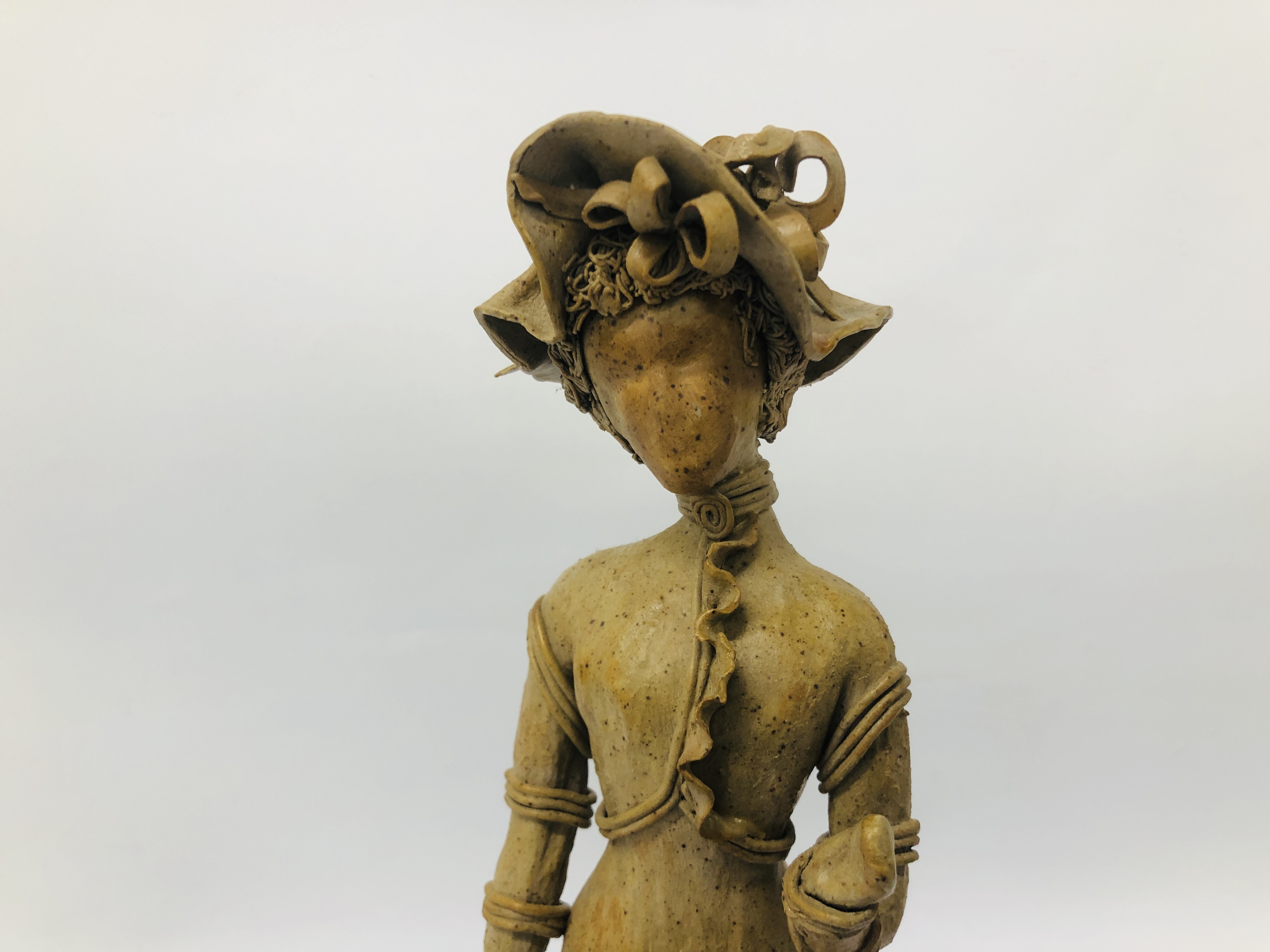 STUDIO POTTERY STUDIO "A FACELESS LADY" BEARING SIGNATURE S. - Image 2 of 10