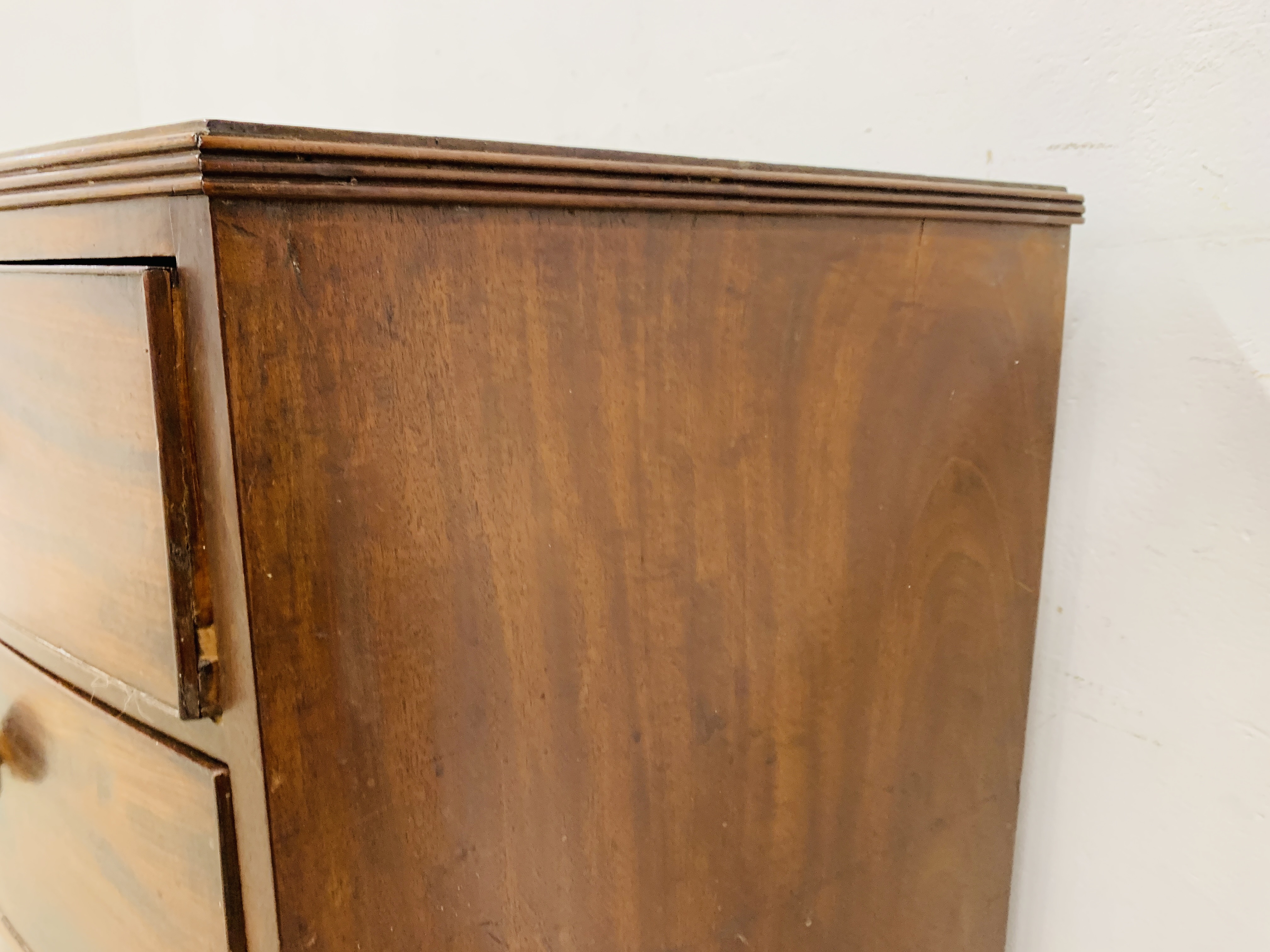 A GEORGE III MAHOGANY BOW FRONT CHEST OF FOUR LONG DRAWERS WITH LATER HANDLES - Image 5 of 10