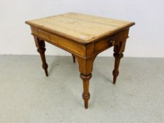 A SMALL ANTIQUE PINE KITCHEN TABLE WITH DRAWER W 94CM, D 68CM,