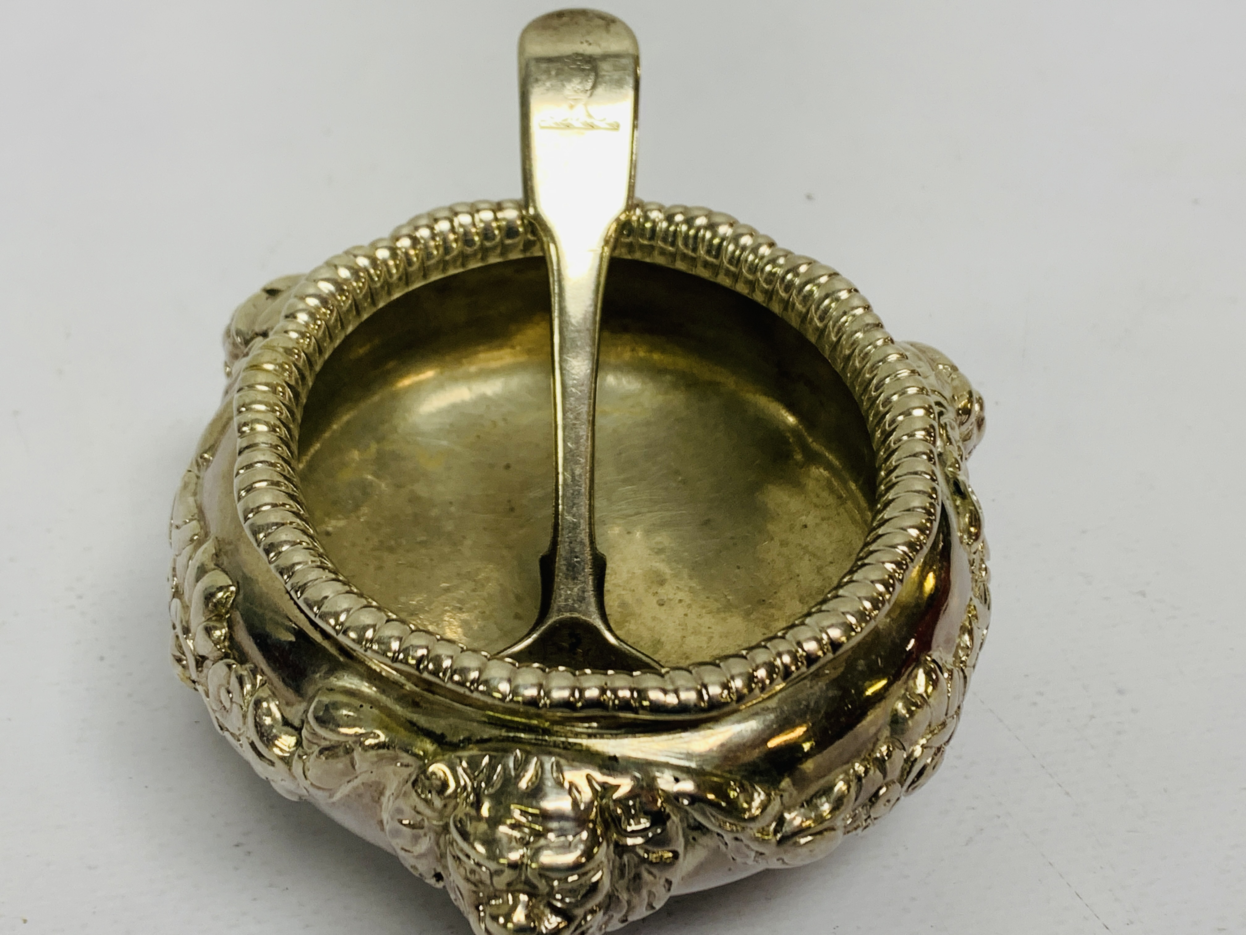 A GEORGE III IRISH TRIPOD SILVER SALT, HAVING LIONS' HEADS ABOVE LIONS' FEET SUPPORTS, - Image 6 of 10