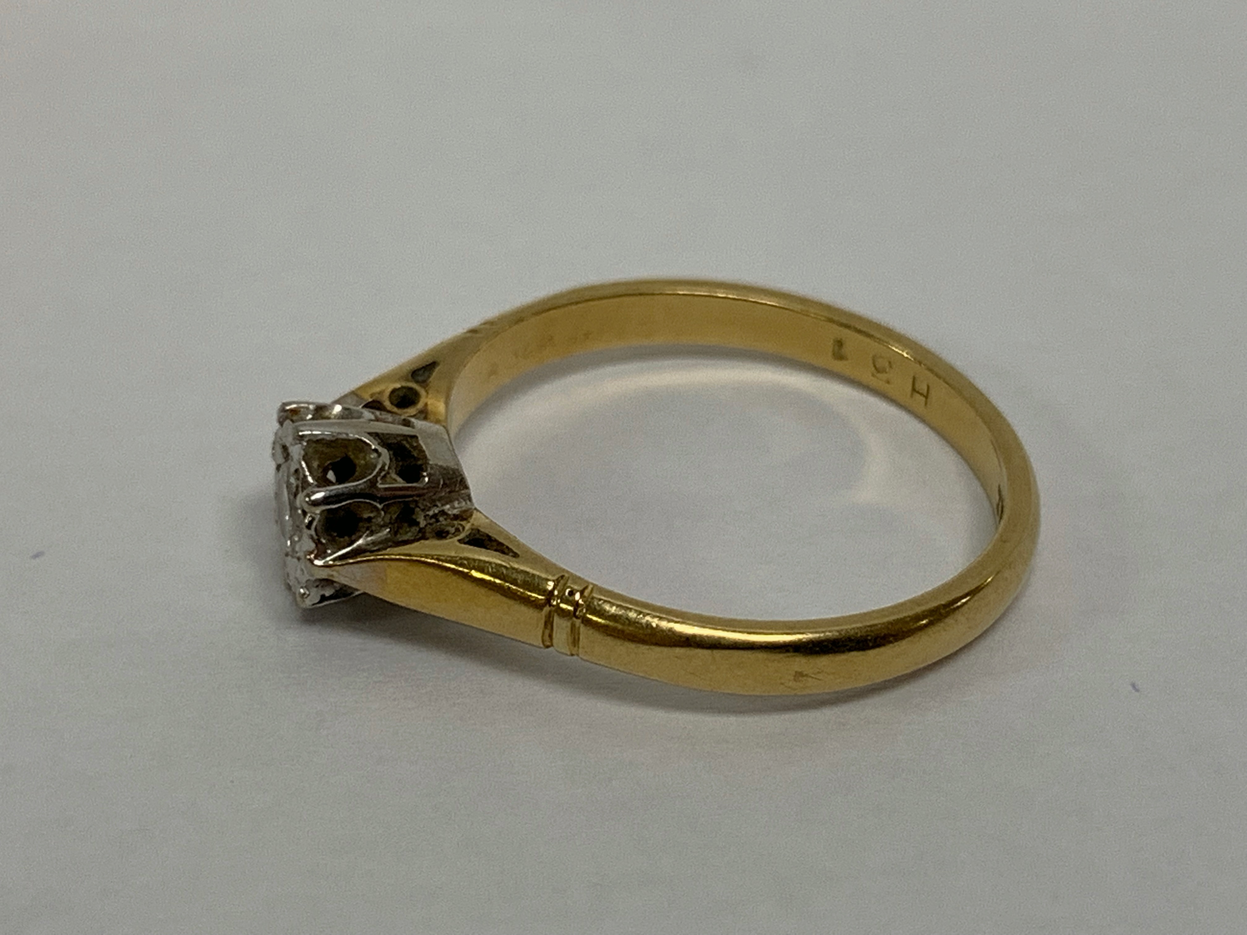 AN 18CT GOLD SOLITAIRE DIAMOND RING (2. - Image 3 of 11