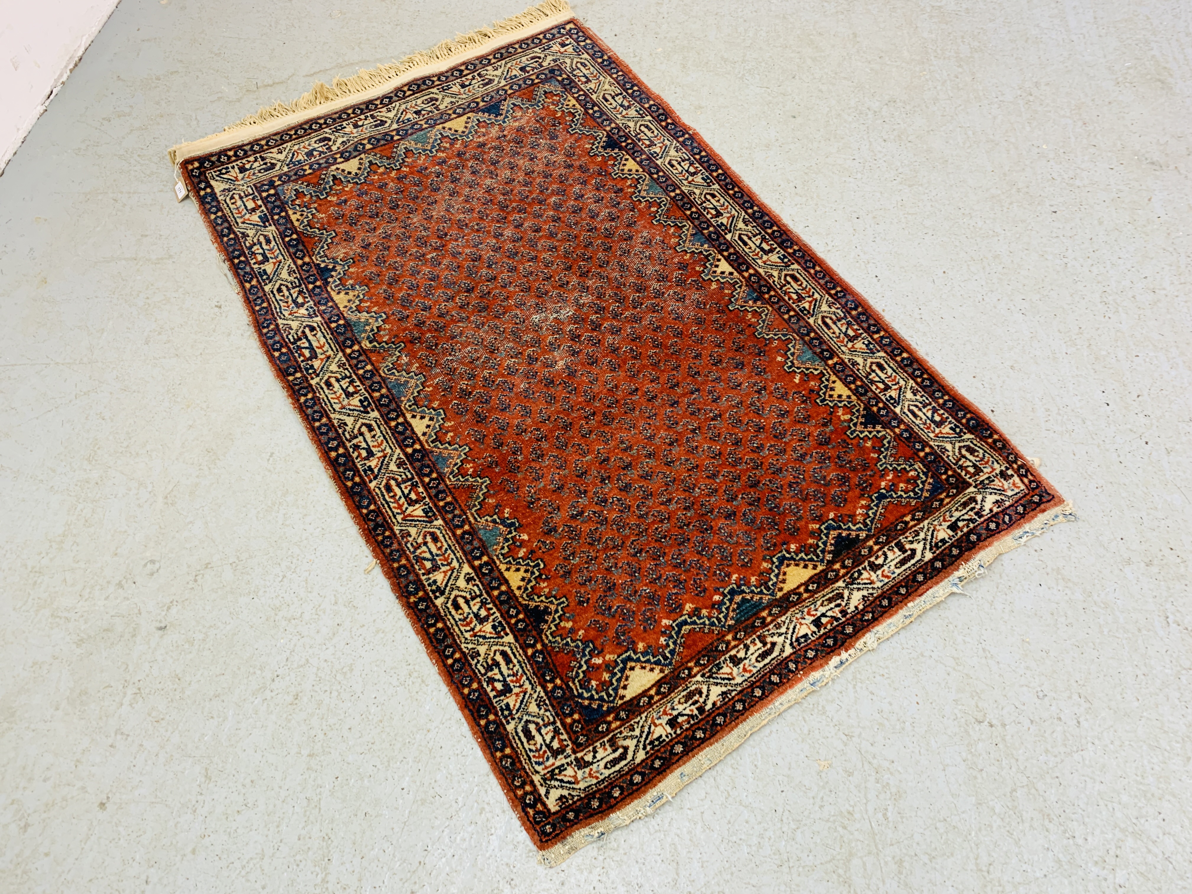 AN EASTERN RED / BLUE PATTERNED RUG - 162 X 103CM. - Image 2 of 6