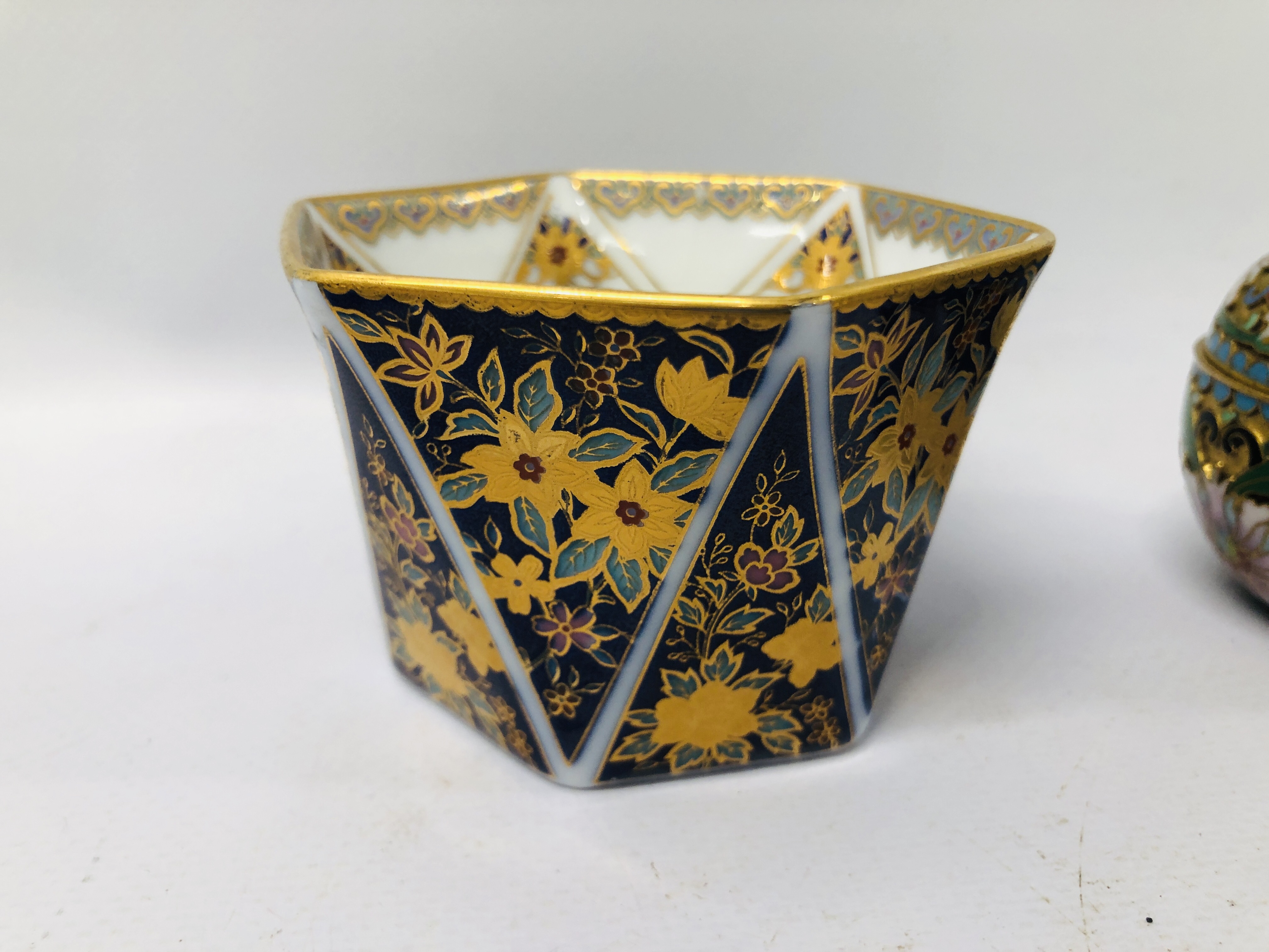 BOX OF COLLECTIBLES TO INCLUDE 2 X HALCYON DAYS ENAMELLED TRINKET BOXES, CLOISONNE LIDDED POT, - Image 6 of 11