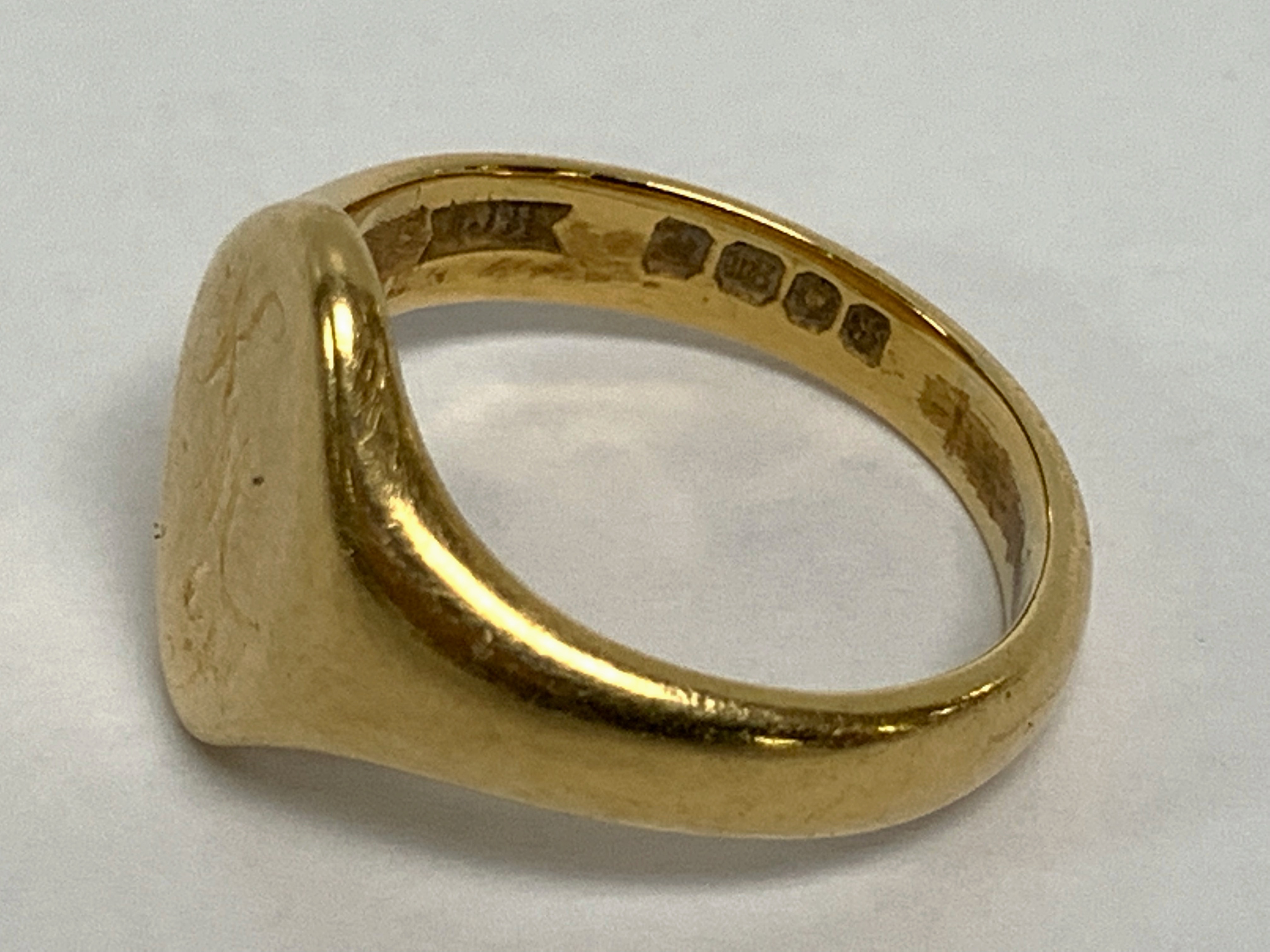 TWO 18CT WEDDING BANDS + AND 18CT ENGRAVED SIGNET RING (17. - Bild 10 aus 18