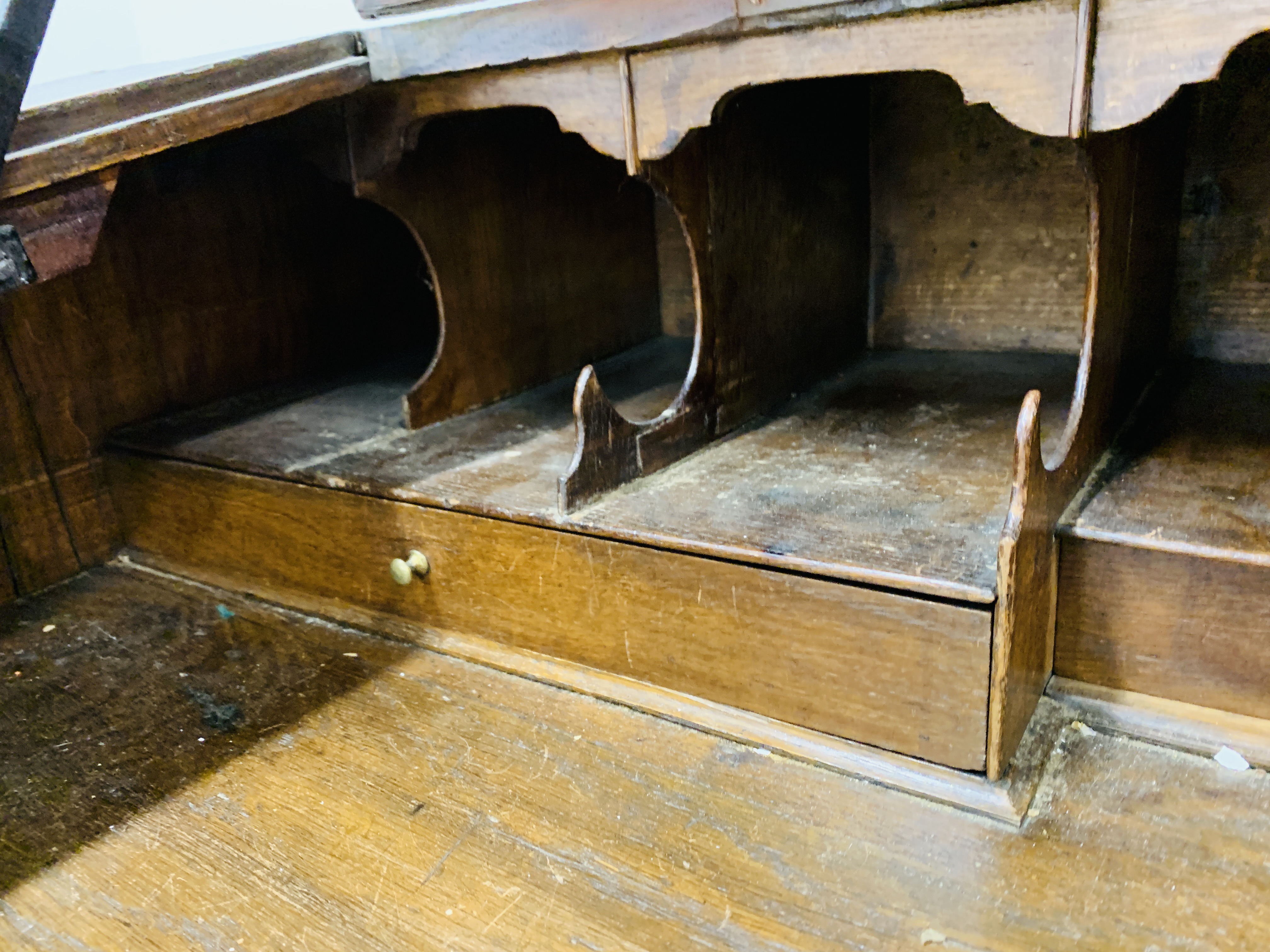 AN C18TH OAK SLOPED TOP KNEEHOLE DESK WITH FITTED INTERIOR AND EIGHT DRAWERS - D 120CM. W 68CM. - Image 9 of 15