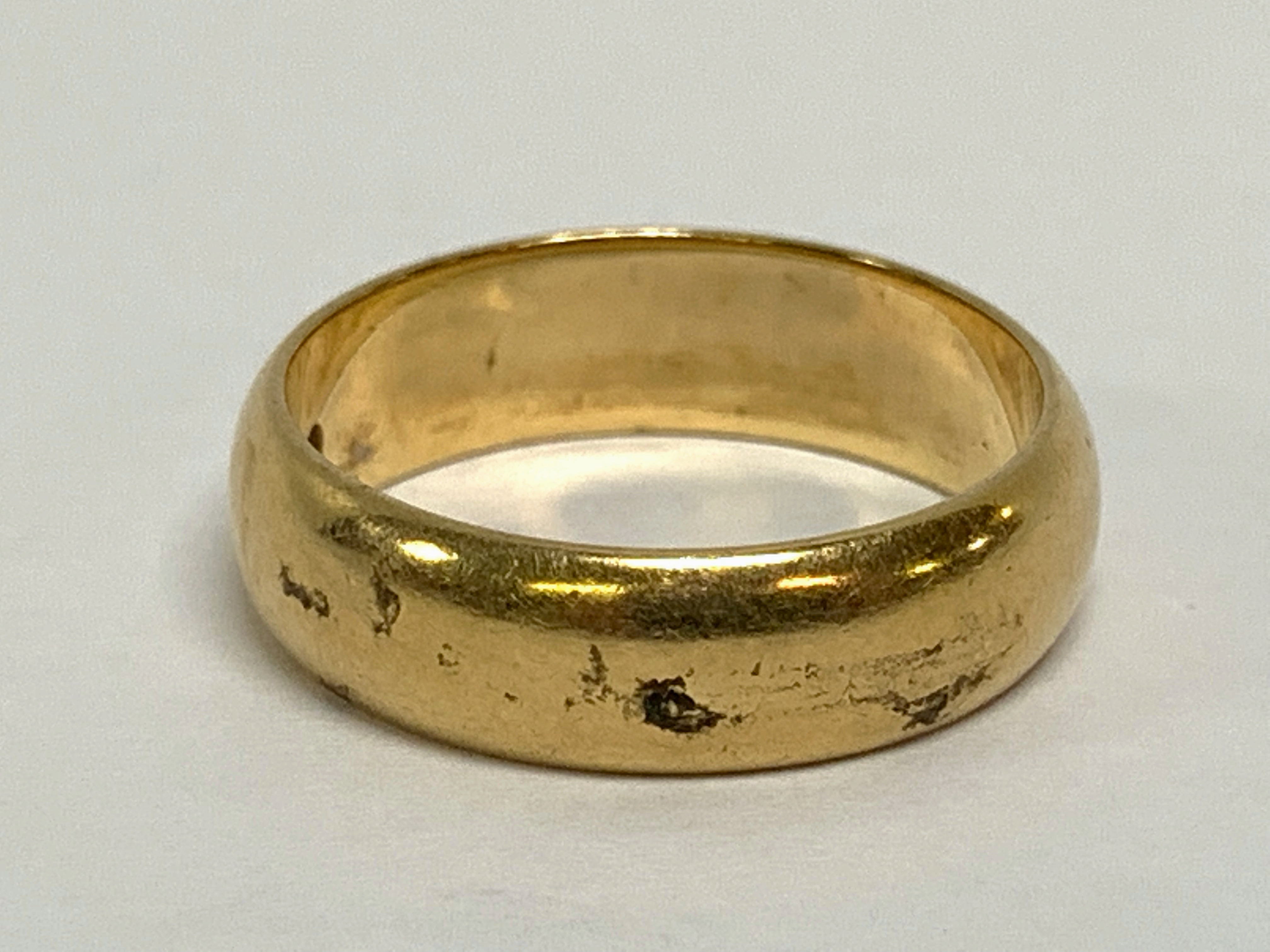 TWO 18CT WEDDING BANDS + AND 18CT ENGRAVED SIGNET RING (17. - Bild 3 aus 18