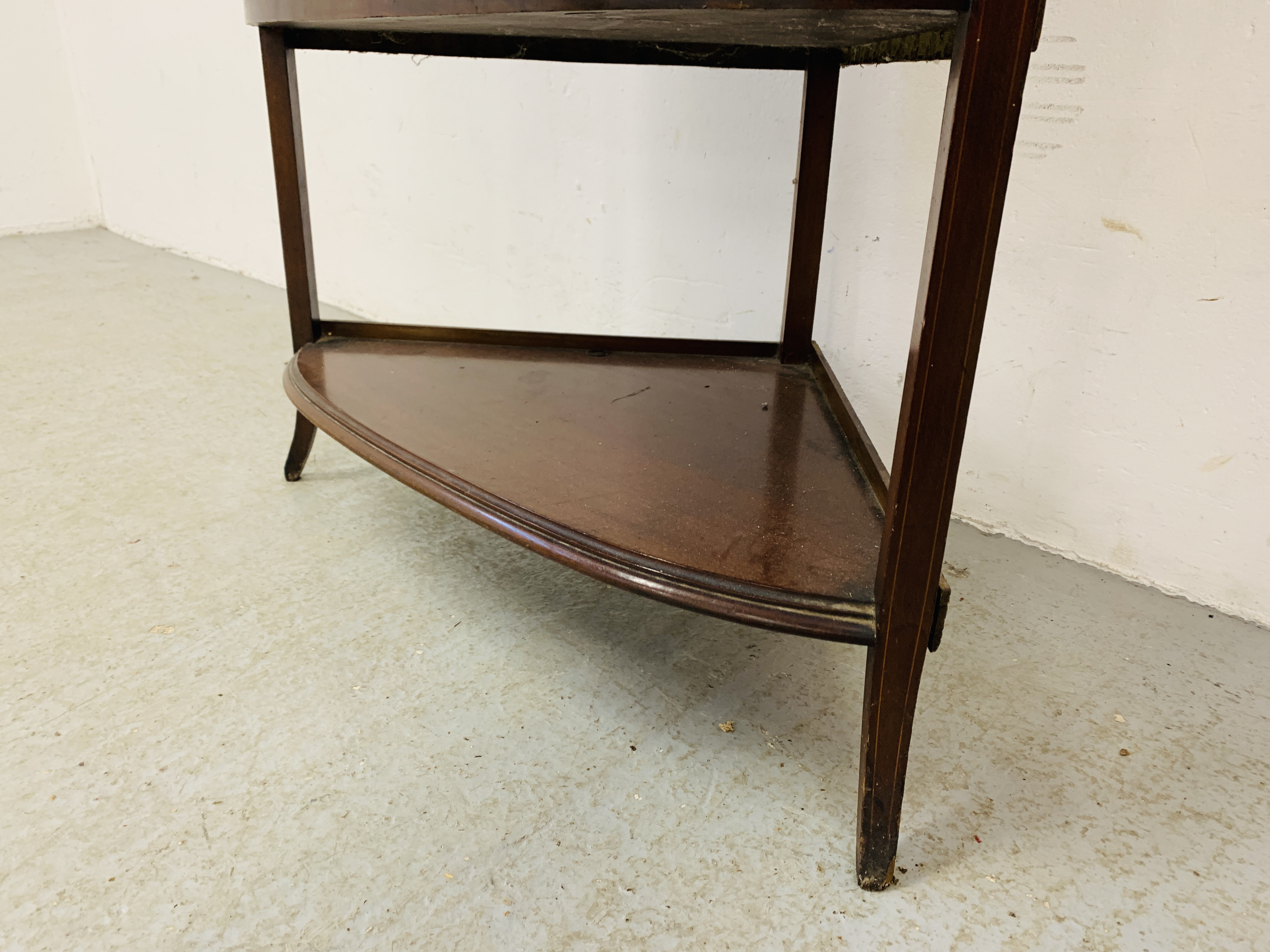 AN EDWARDIAN MAHOGANY BOW FRONTED DISPLAY CABINET W 74CM, - Image 5 of 8