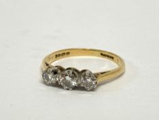 AN 18CT GOLD 3 STONE DIAMOND RING, (2.