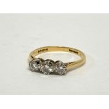 AN 18CT GOLD 3 STONE DIAMOND RING, (2.