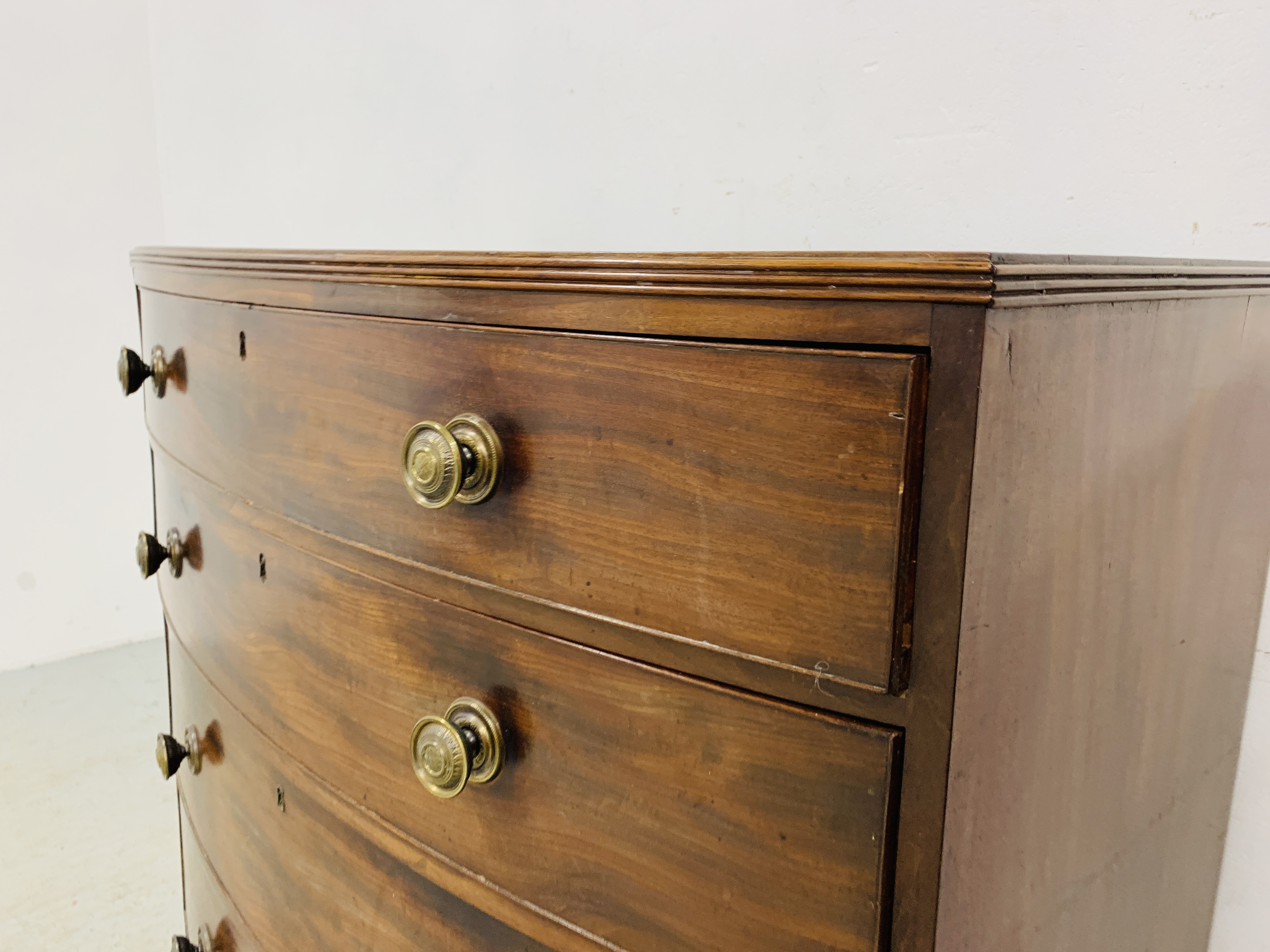 A GEORGE III MAHOGANY BOW FRONT CHEST OF FOUR LONG DRAWERS WITH LATER HANDLES - Image 4 of 10