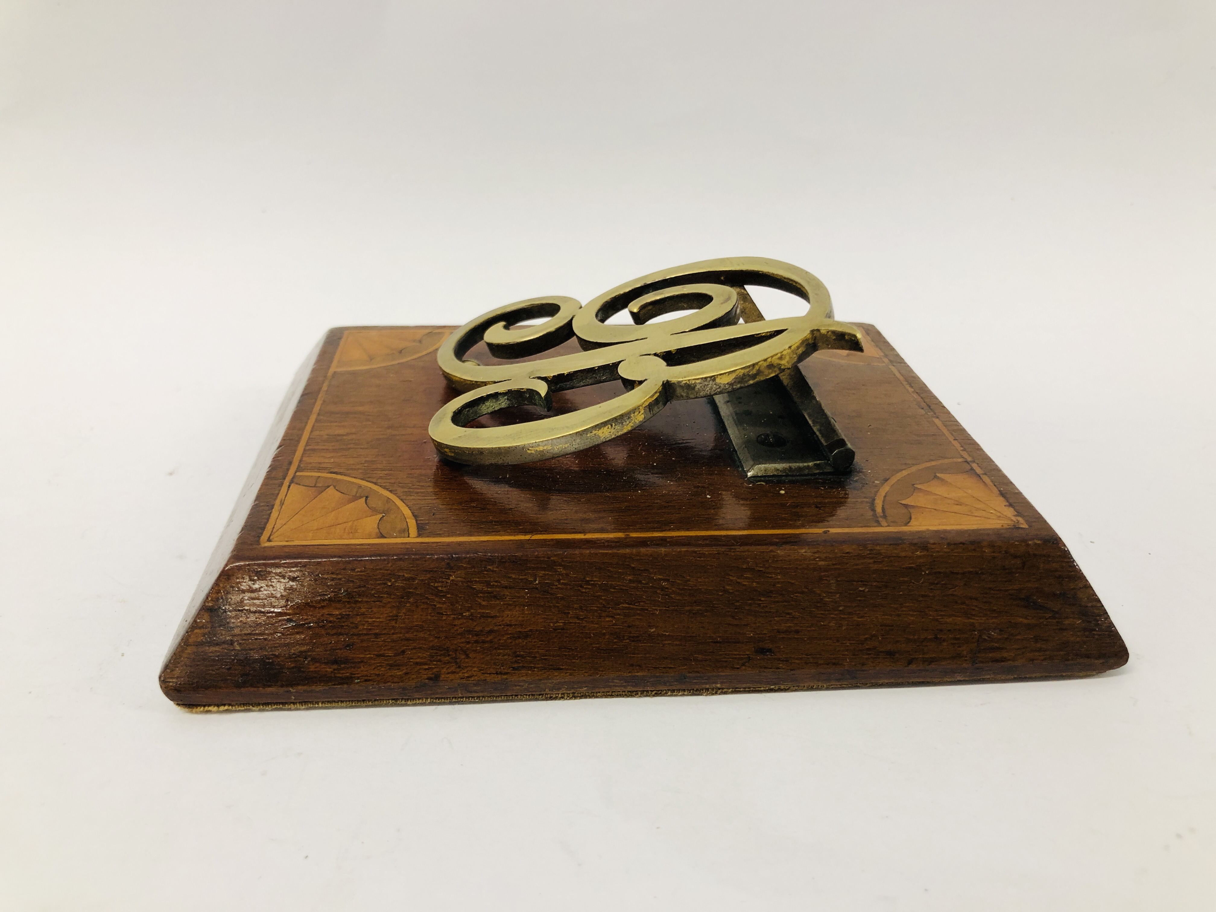 EDWARDIAN STYLE BRASS LETTER CLIP - Image 2 of 5