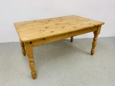 RUSTIC WAXED PINE KITCHEN TABLE ON TURNED LEGS L 152CM, W 92CM,