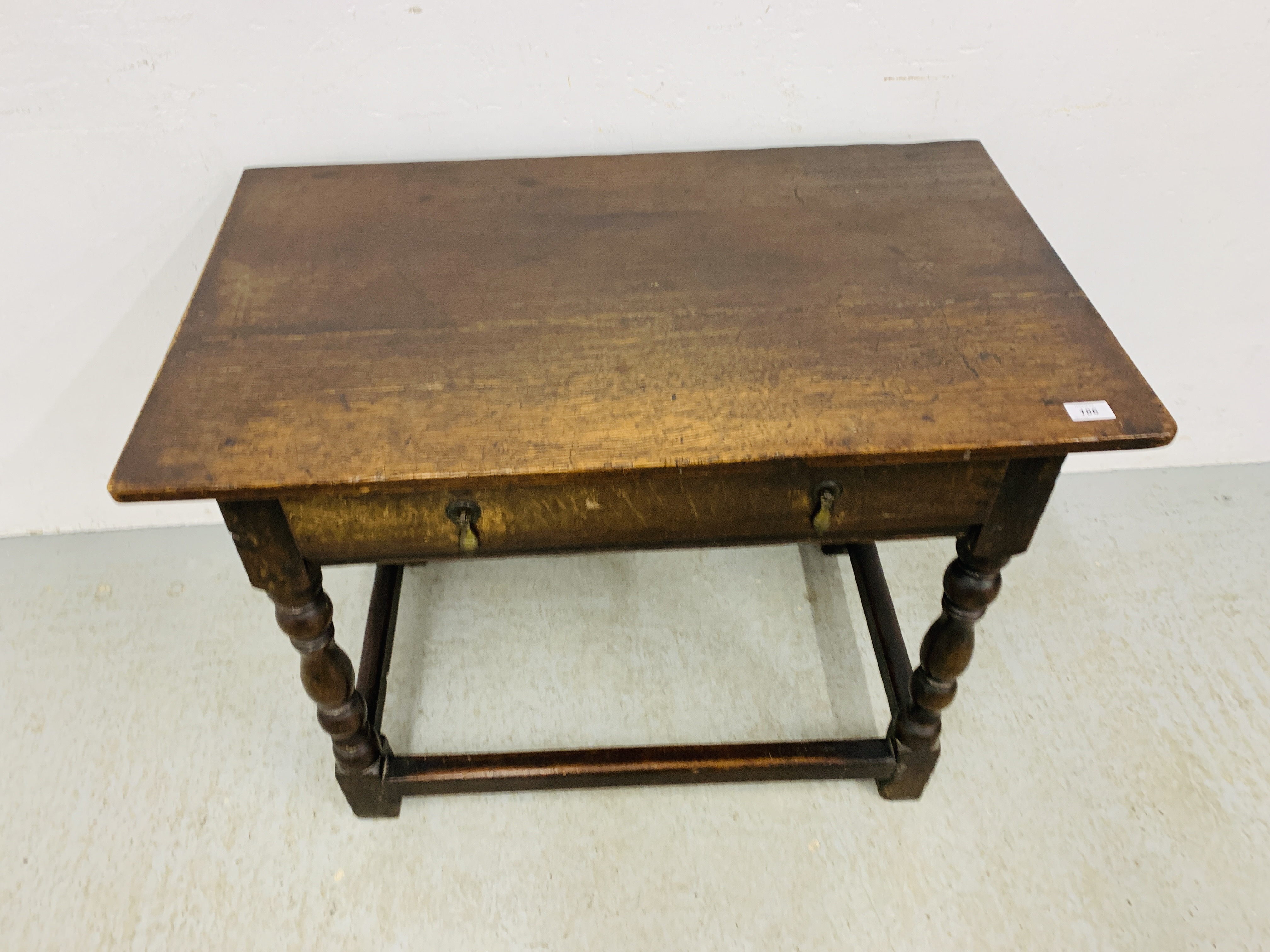 AN ANTIQUE OAK SINGLE DRAWER SIDE TABLE TURNED SUPPORTS, STRETCHES TO BASE W 91CM, D 54CM, - Image 2 of 8