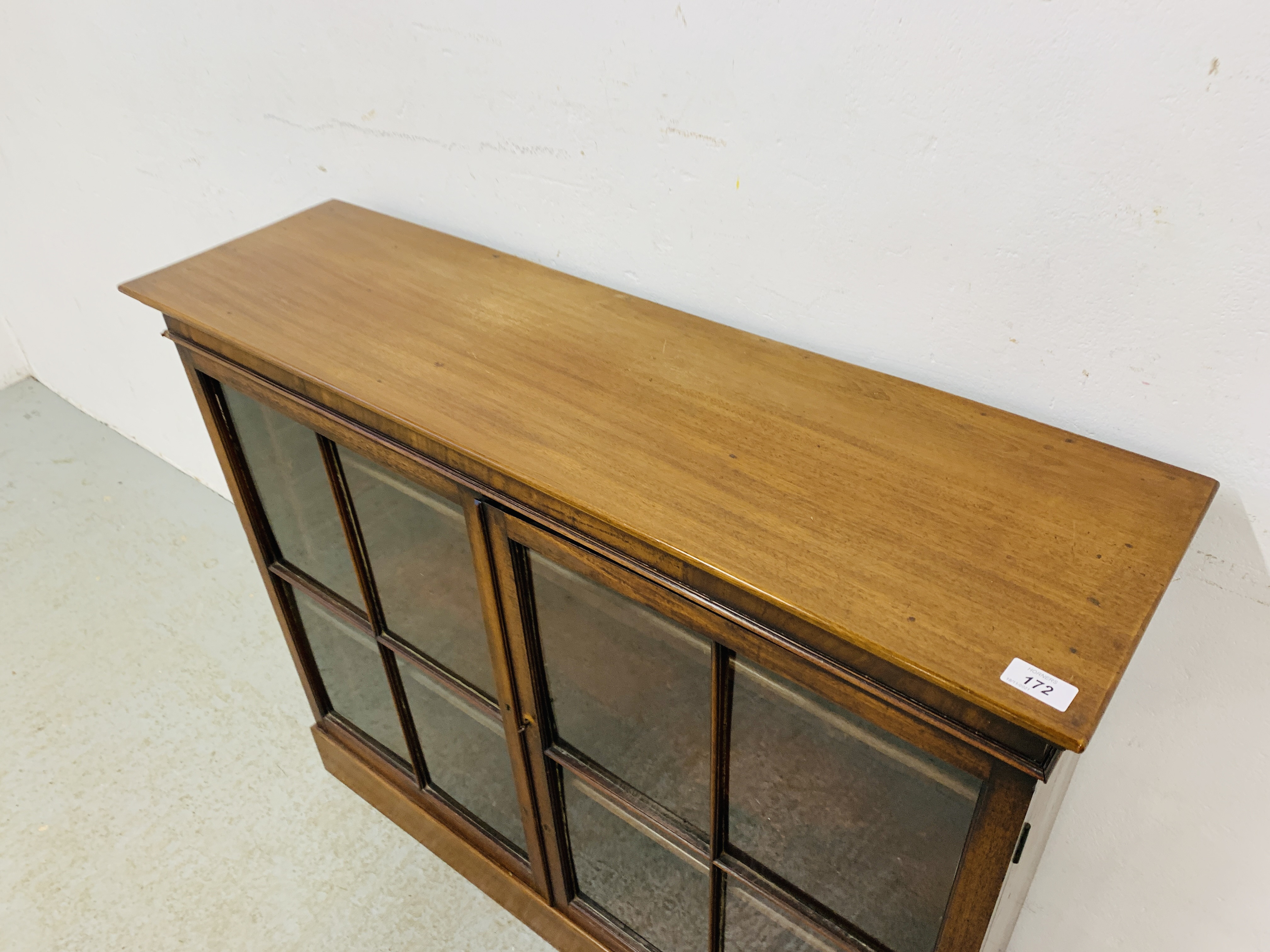 A MAHOGANY TWO DOOR GLAZED DISPLAY CABINET, BEING A TOP HALF OF A BOOKCASE, NOW CONVERTED - W 100CM. - Image 3 of 8