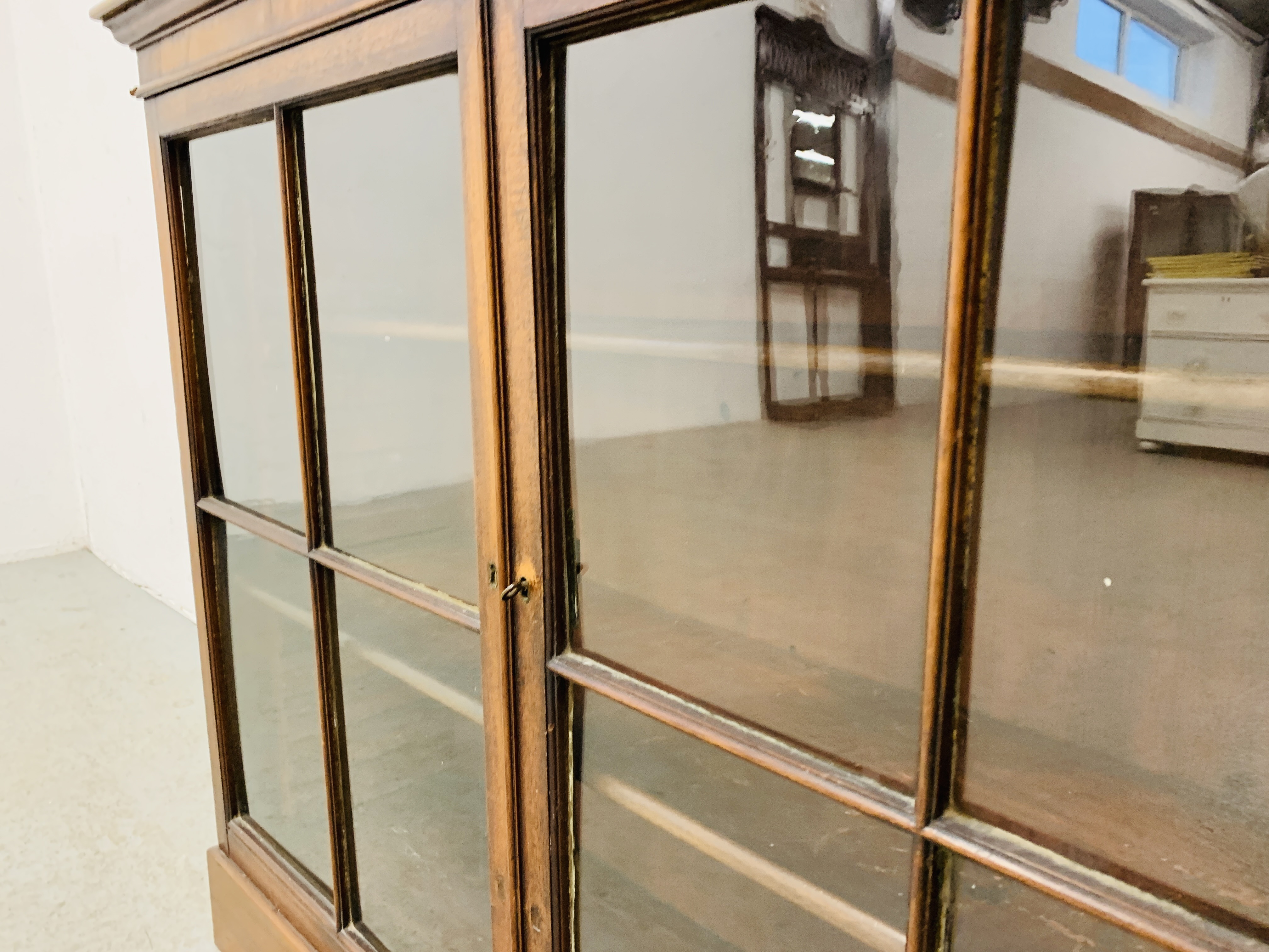 A MAHOGANY TWO DOOR GLAZED DISPLAY CABINET, BEING A TOP HALF OF A BOOKCASE, NOW CONVERTED - W 100CM. - Image 7 of 8