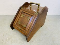 AN EDWARDIAN OAK COAL BOX WITH BRASS FITTINGS COMPLETE WITH LINER