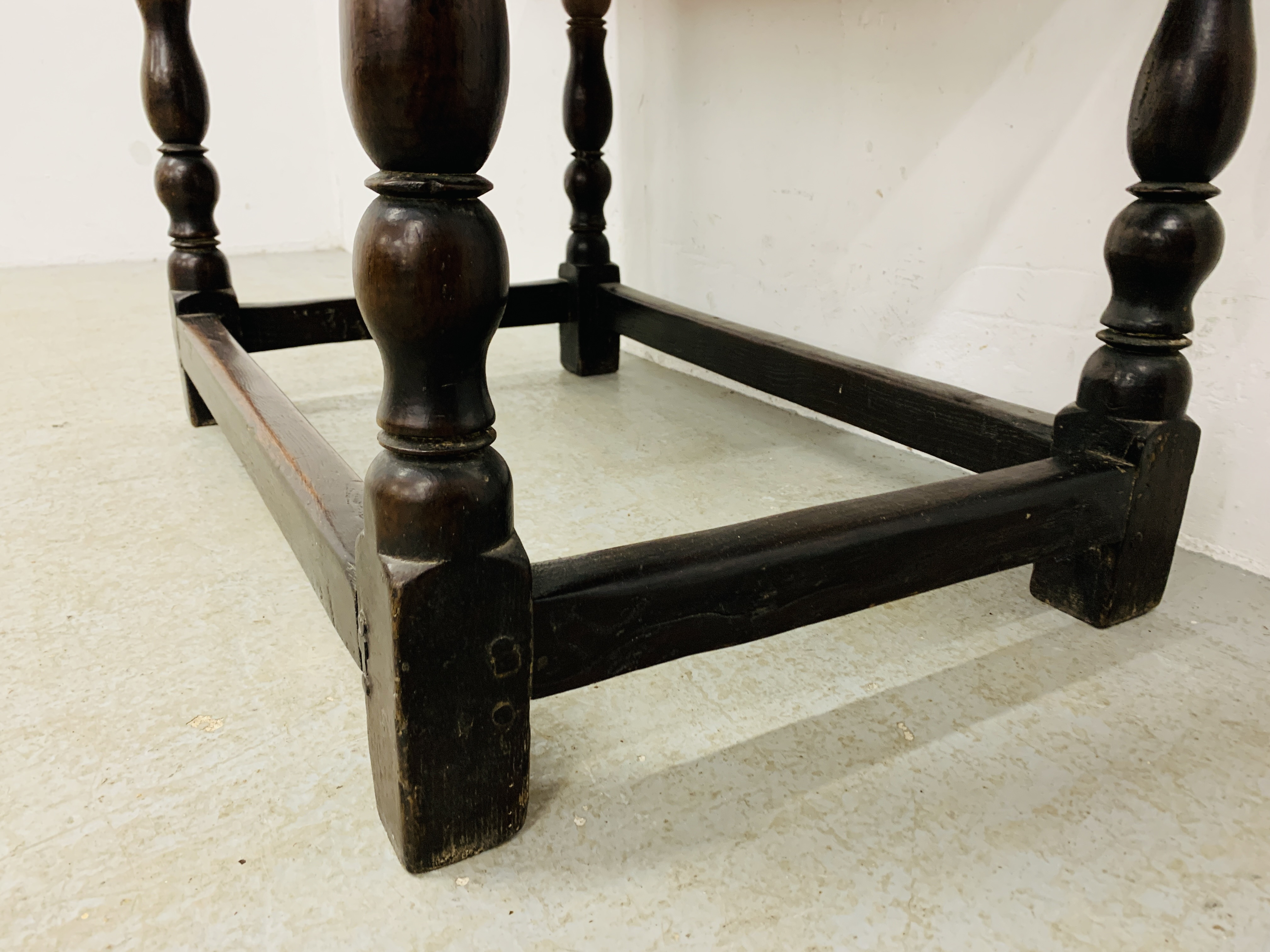 AN ANTIQUE OAK SINGLE DRAWER SIDE TABLE TURNED SUPPORTS, STRETCHES TO BASE W 91CM, D 54CM, - Image 8 of 8