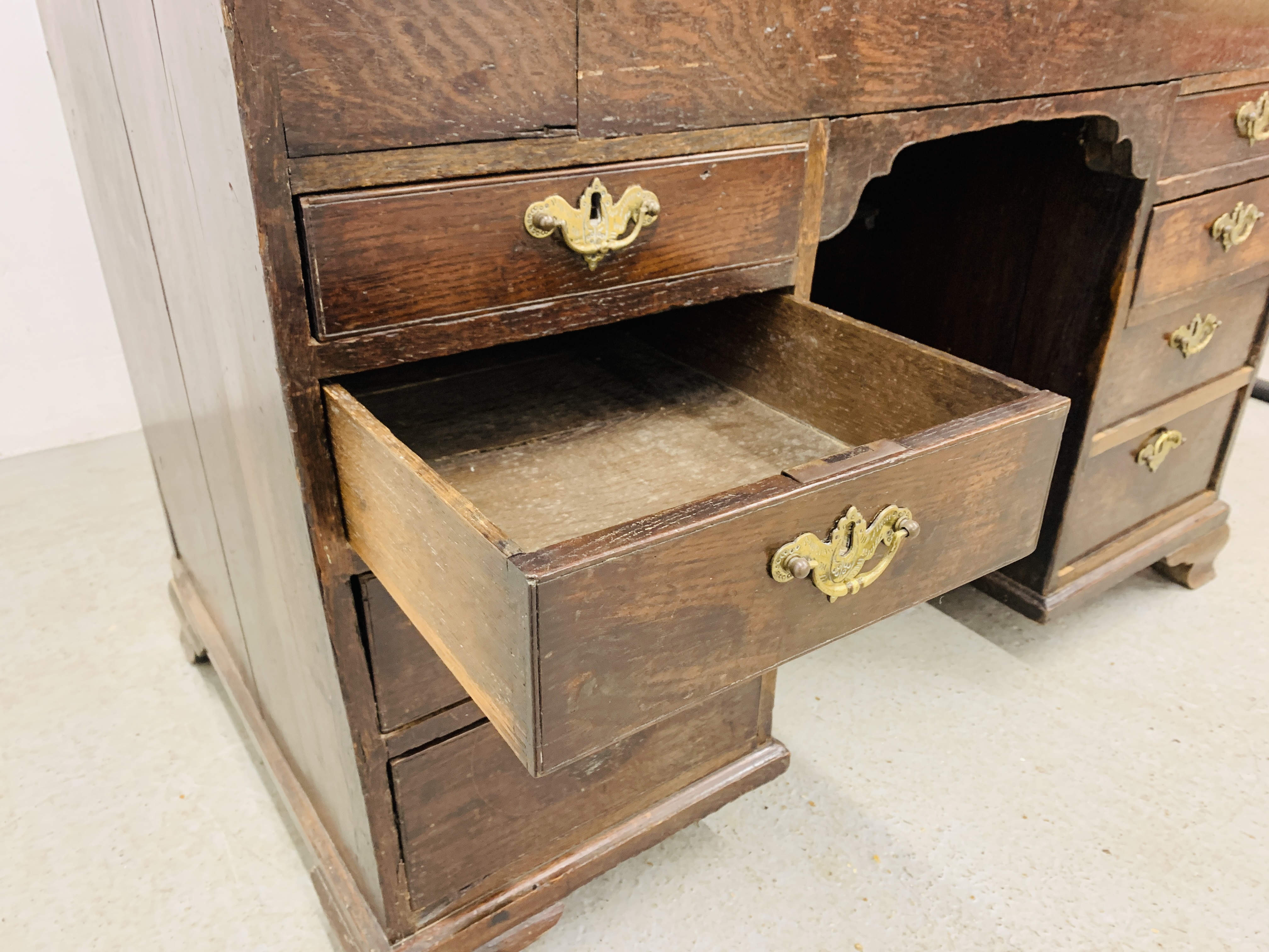 AN C18TH OAK SLOPED TOP KNEEHOLE DESK WITH FITTED INTERIOR AND EIGHT DRAWERS - D 120CM. W 68CM. - Image 11 of 15