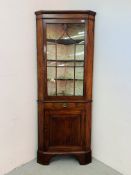 A GEORGE III MAHOGANY STANDING CORNER CUPBOARD