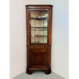 A GEORGE III MAHOGANY STANDING CORNER CUPBOARD