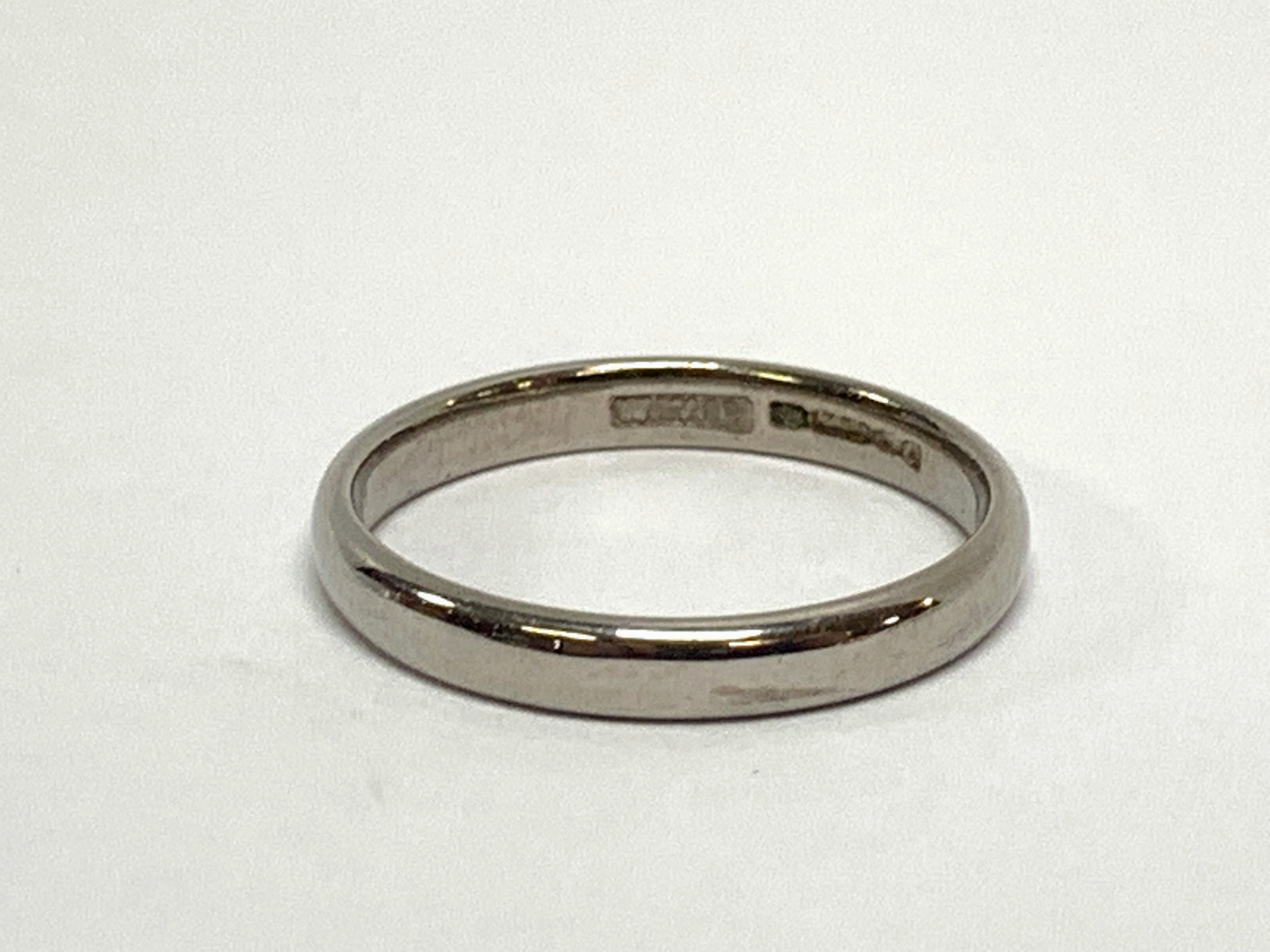 TWO 18CT WEDDING BANDS + AND 18CT ENGRAVED SIGNET RING (17. - Bild 5 aus 18