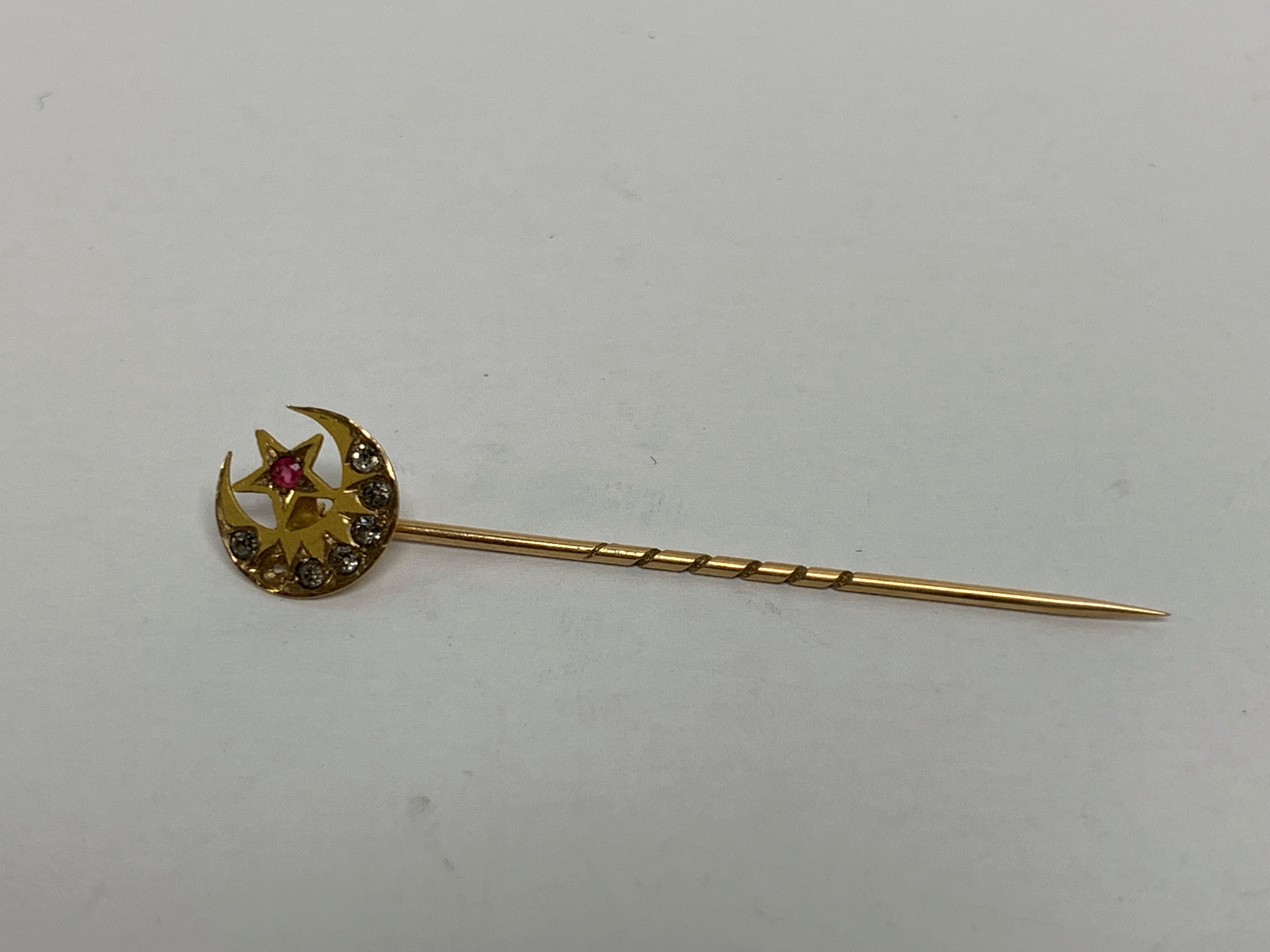 2 YELLOW METAL STICK PINS: OF CRESCENT FORM; OF DOUBLE BAR DESIGN (2. - Image 6 of 10
