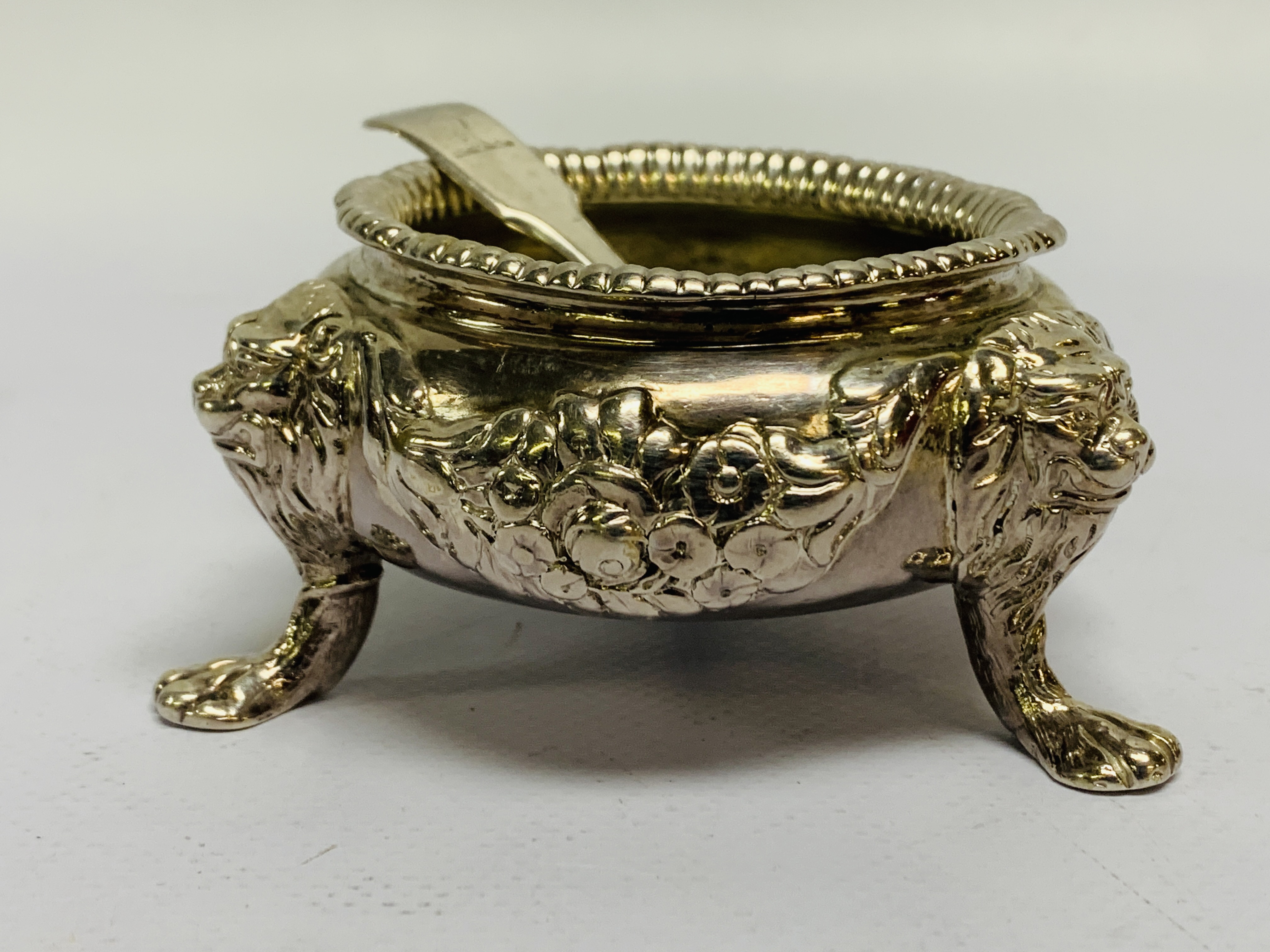A GEORGE III IRISH TRIPOD SILVER SALT, HAVING LIONS' HEADS ABOVE LIONS' FEET SUPPORTS, - Image 7 of 10