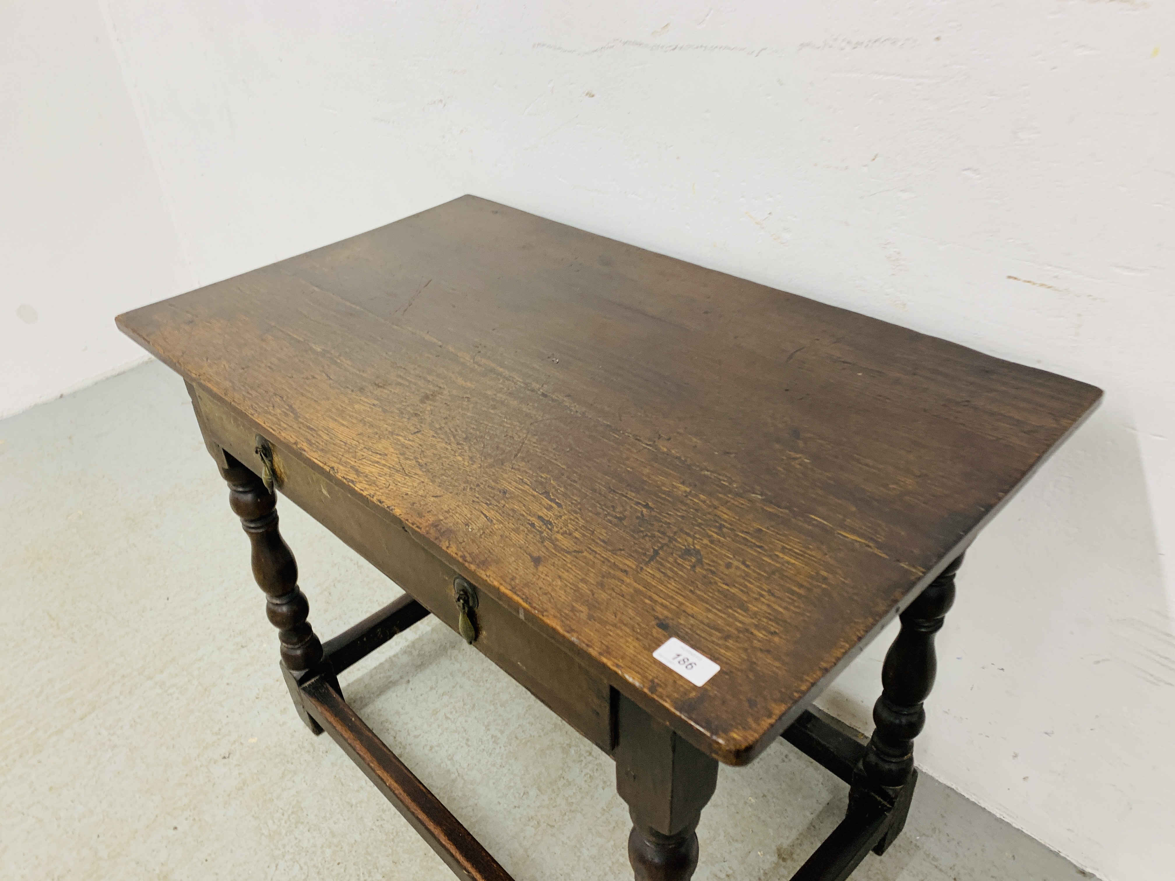 AN ANTIQUE OAK SINGLE DRAWER SIDE TABLE TURNED SUPPORTS, STRETCHES TO BASE W 91CM, D 54CM, - Image 4 of 8