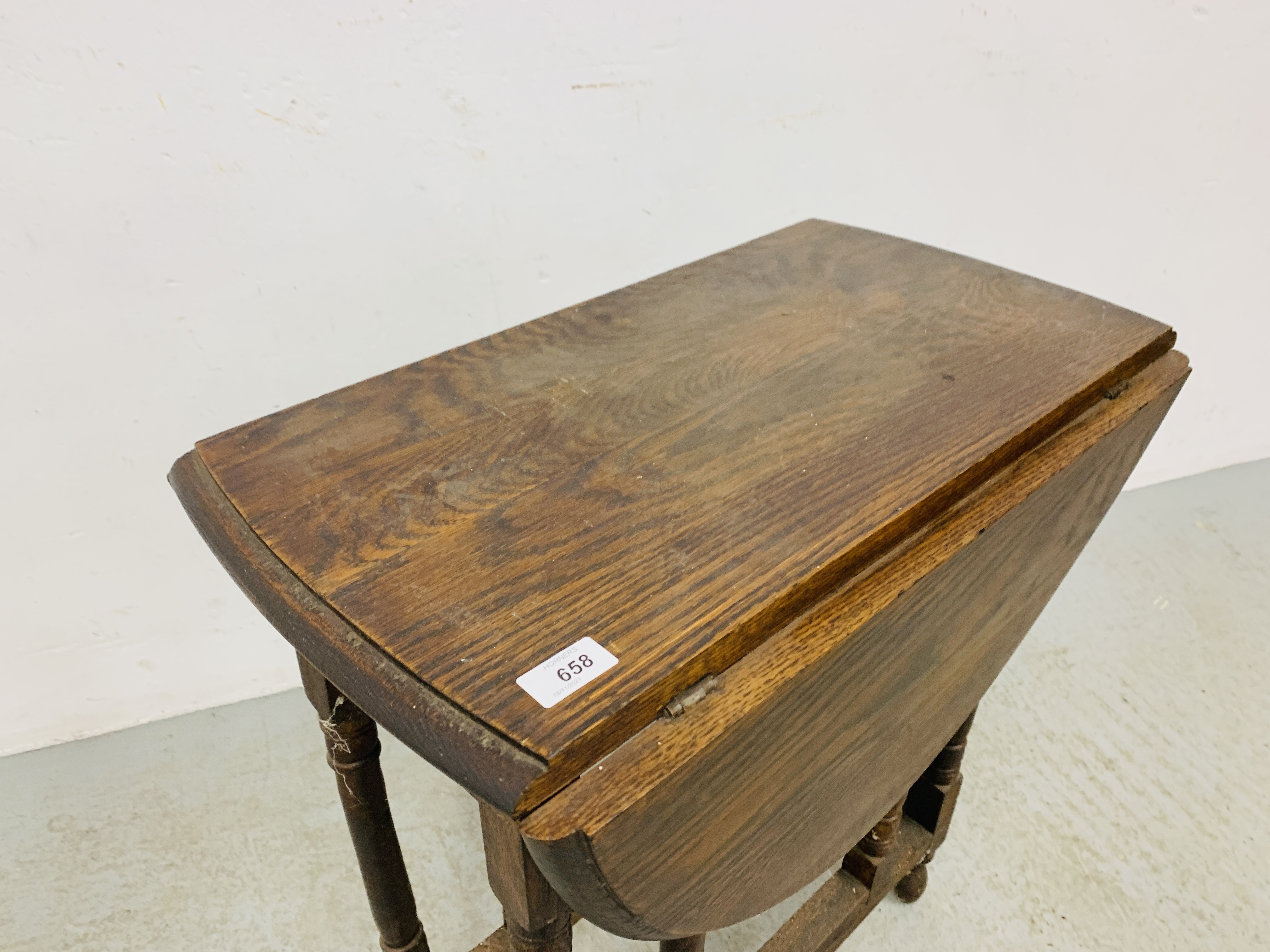 EARLY 20th CENTURY SMALL OAK DROP LEAF TABLE ON TURNED LEGS - H 72CM. W 60CM. - Image 2 of 5