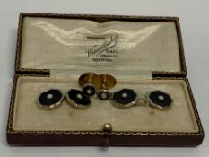 A SET OF GOLD AND ENAMEL DRESS CUFFLINKS AND STUDS, MARKED 9CT,