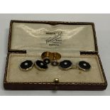 A SET OF GOLD AND ENAMEL DRESS CUFFLINKS AND STUDS, MARKED 9CT,