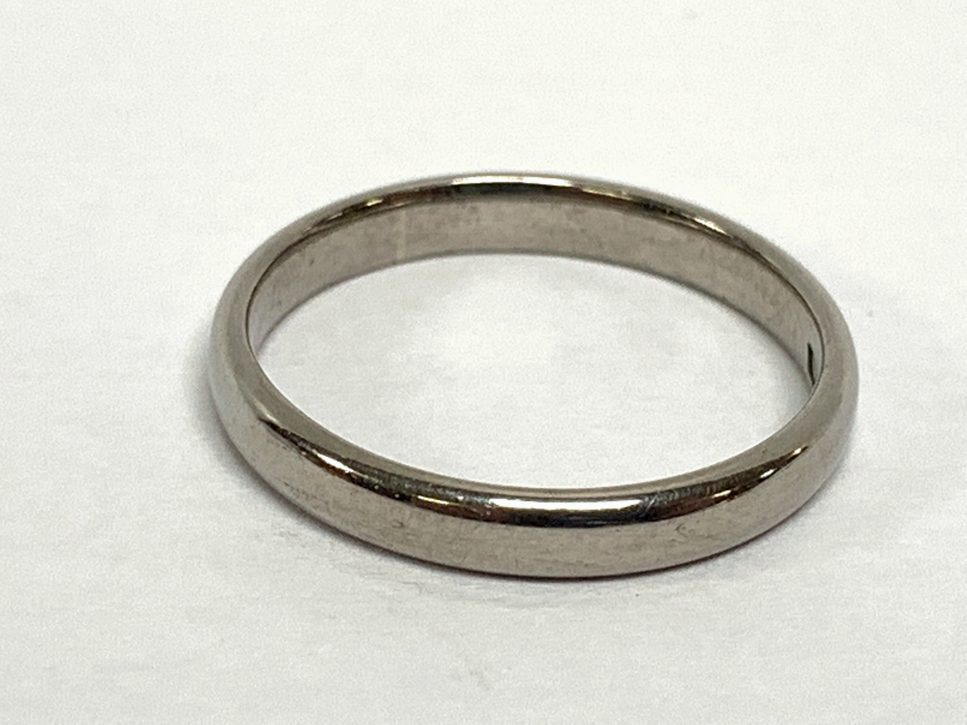 TWO 18CT WEDDING BANDS + AND 18CT ENGRAVED SIGNET RING (17. - Bild 7 aus 18