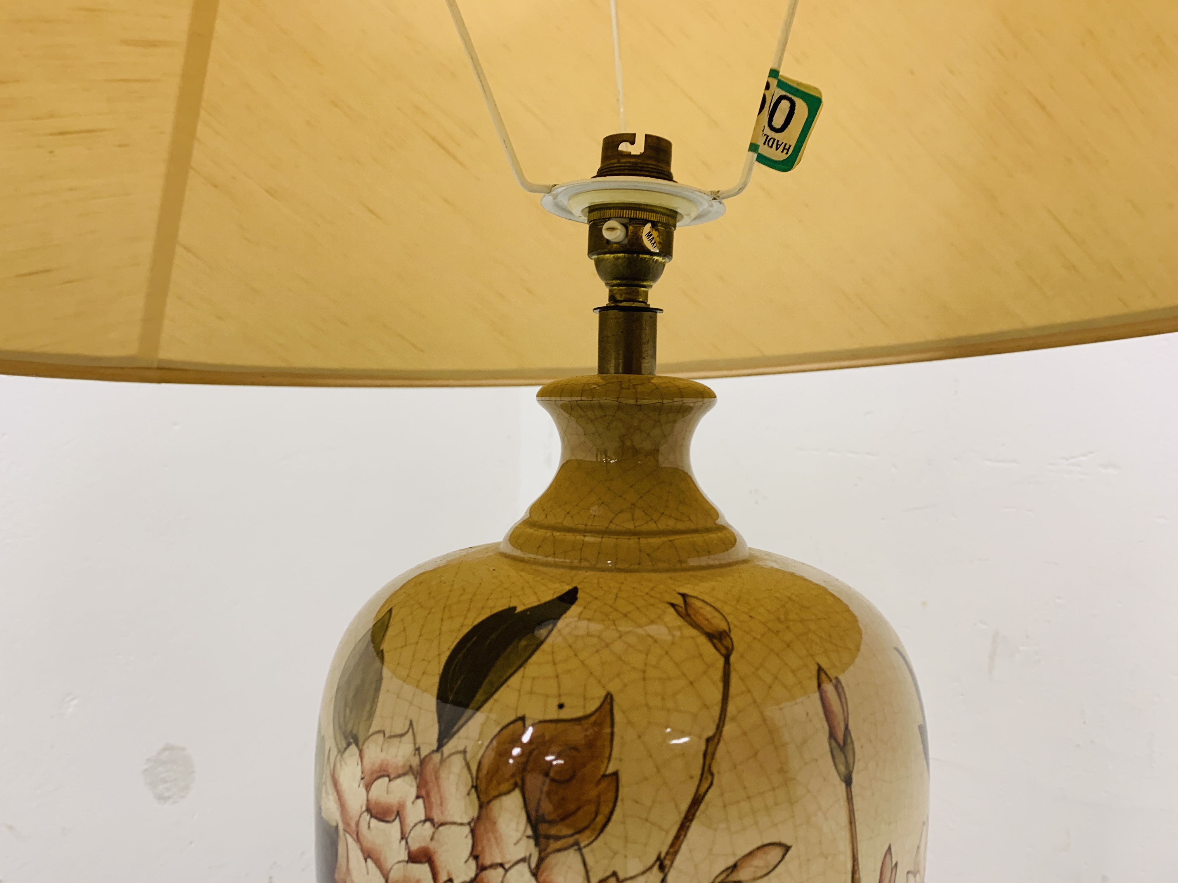 A LARGE FLORAL DECORATED POTTERY TABLE LAMP WITH SHADE - SOLD AS SEEN - Image 3 of 5