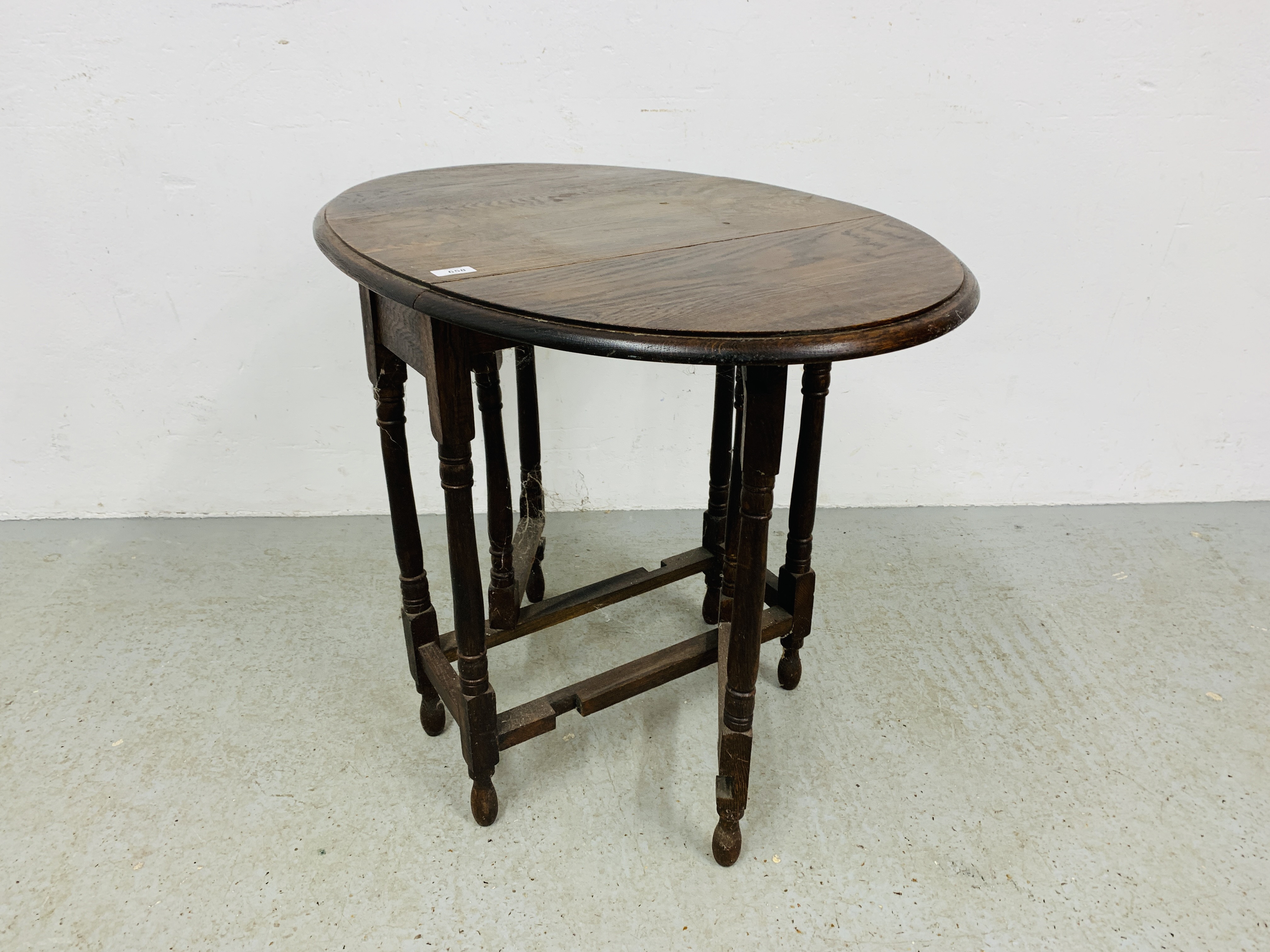 EARLY 20th CENTURY SMALL OAK DROP LEAF TABLE ON TURNED LEGS - H 72CM. W 60CM. - Image 5 of 5