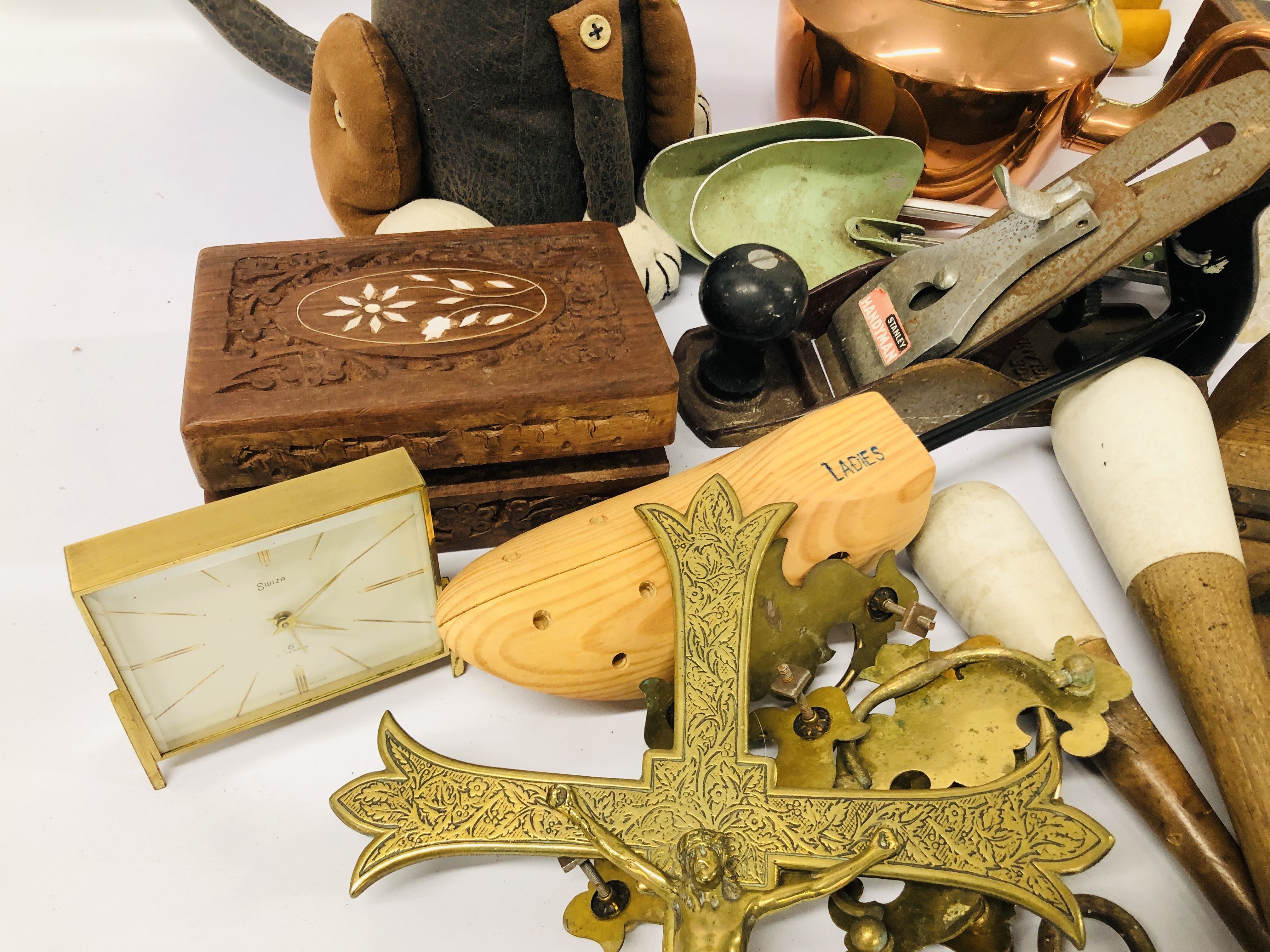 BOX OF ASSORTED COLLECTIBLES TO INCLUDE A BRASS CRUCIFIX, BRASS HANDLES, SHOE LASTS, - Image 6 of 7