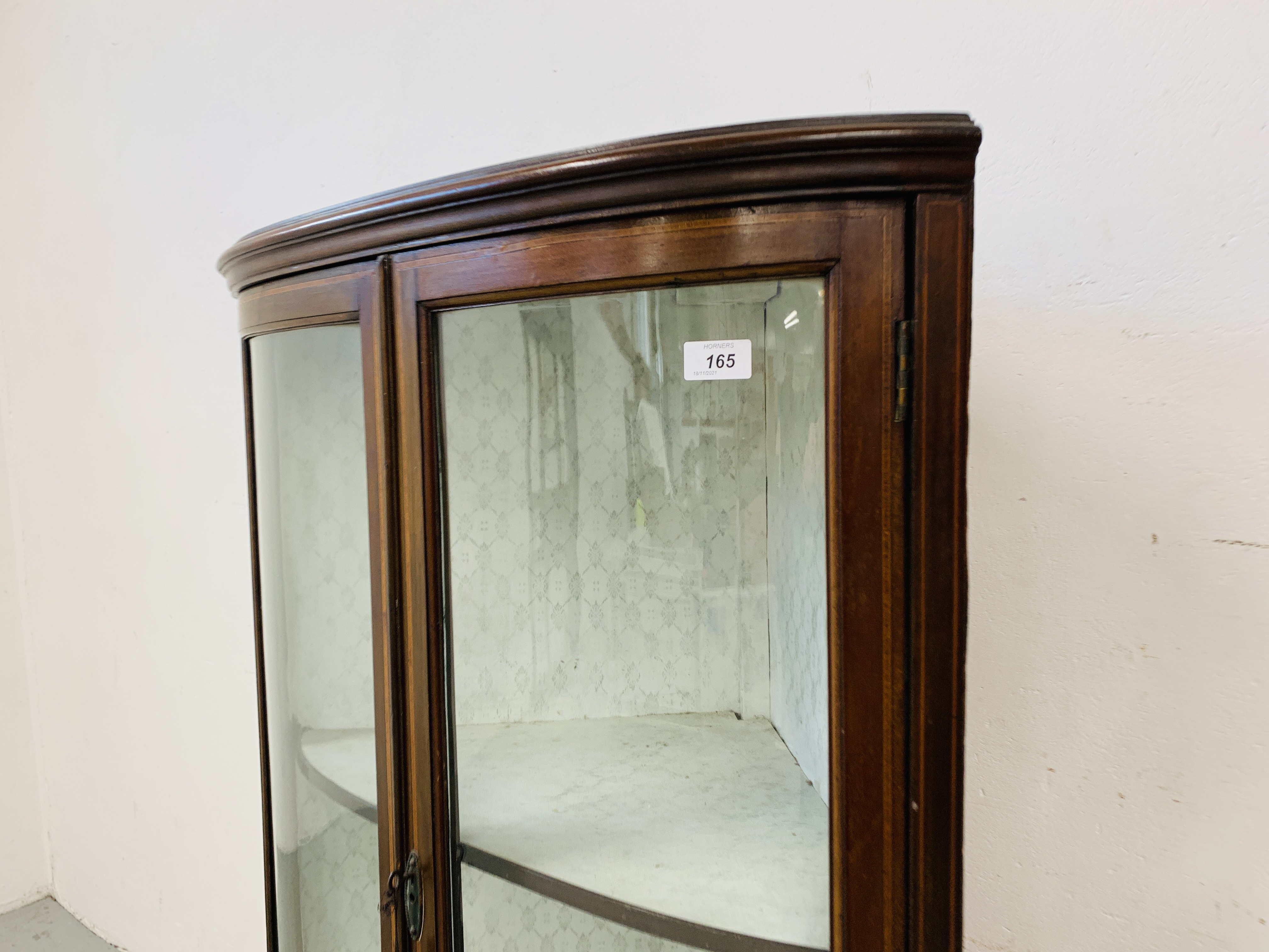 AN EDWARDIAN MAHOGANY BOW FRONTED DISPLAY CABINET W 74CM, - Image 3 of 8