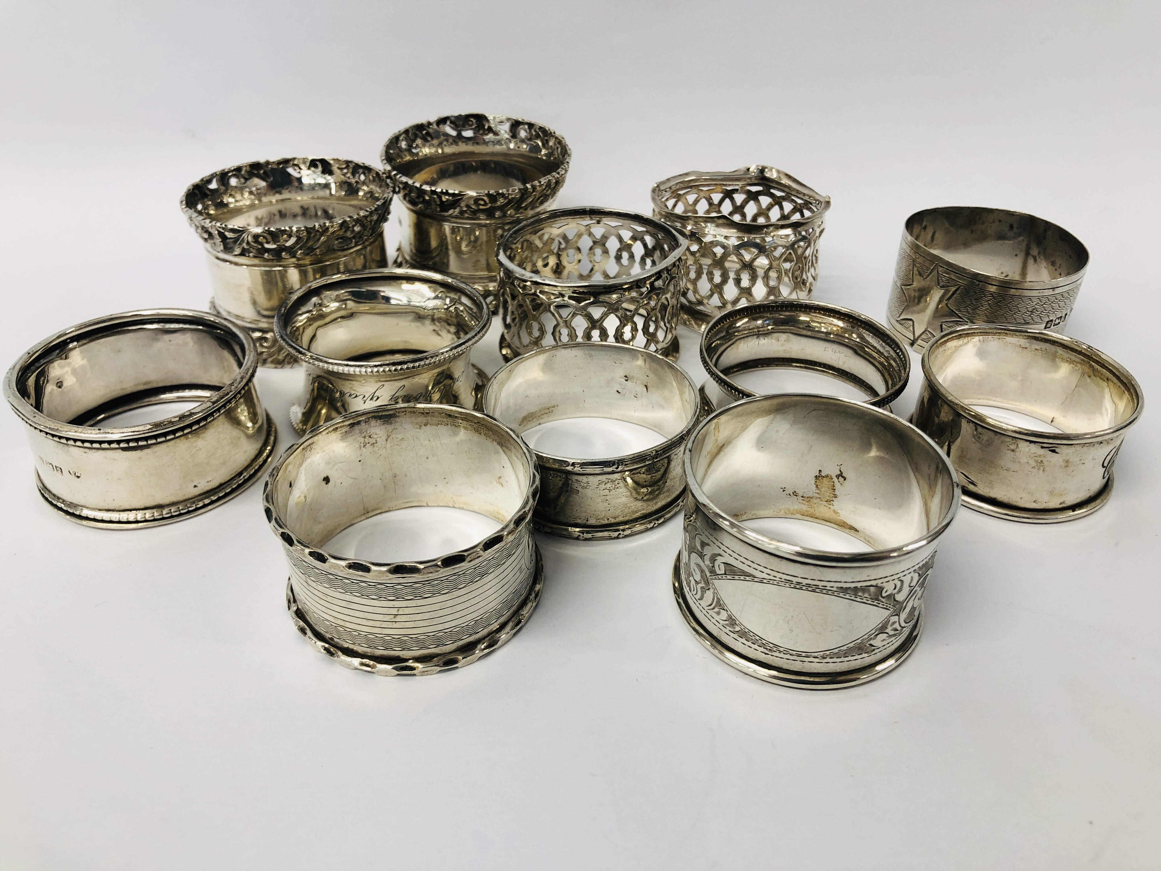 A PAIR OF GOOD QUALITY SILVER NAPKIN RINGS SHEFFIELD ASSAY MAKER H.A. - Image 2 of 7