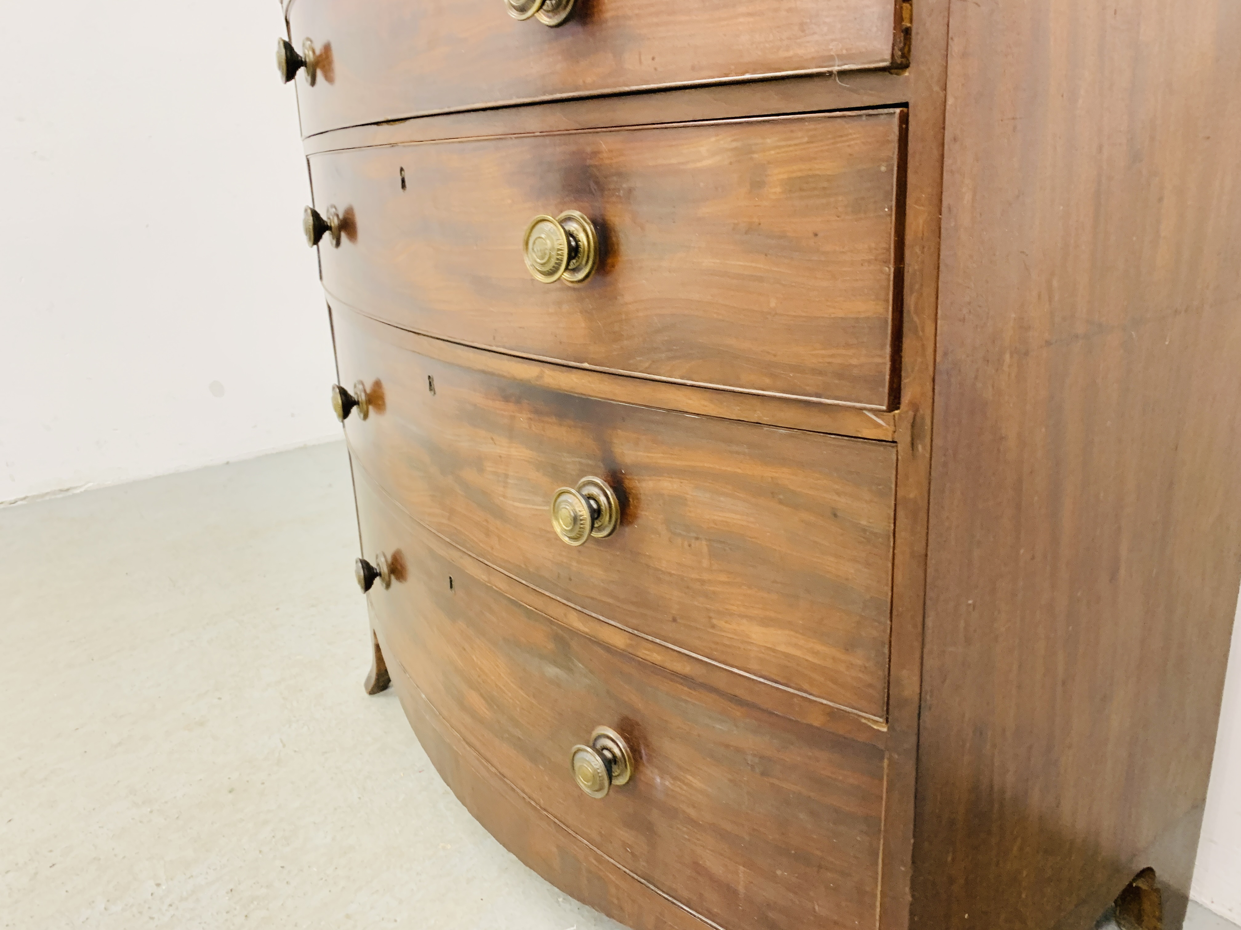 A GEORGE III MAHOGANY BOW FRONT CHEST OF FOUR LONG DRAWERS WITH LATER HANDLES - Image 7 of 10
